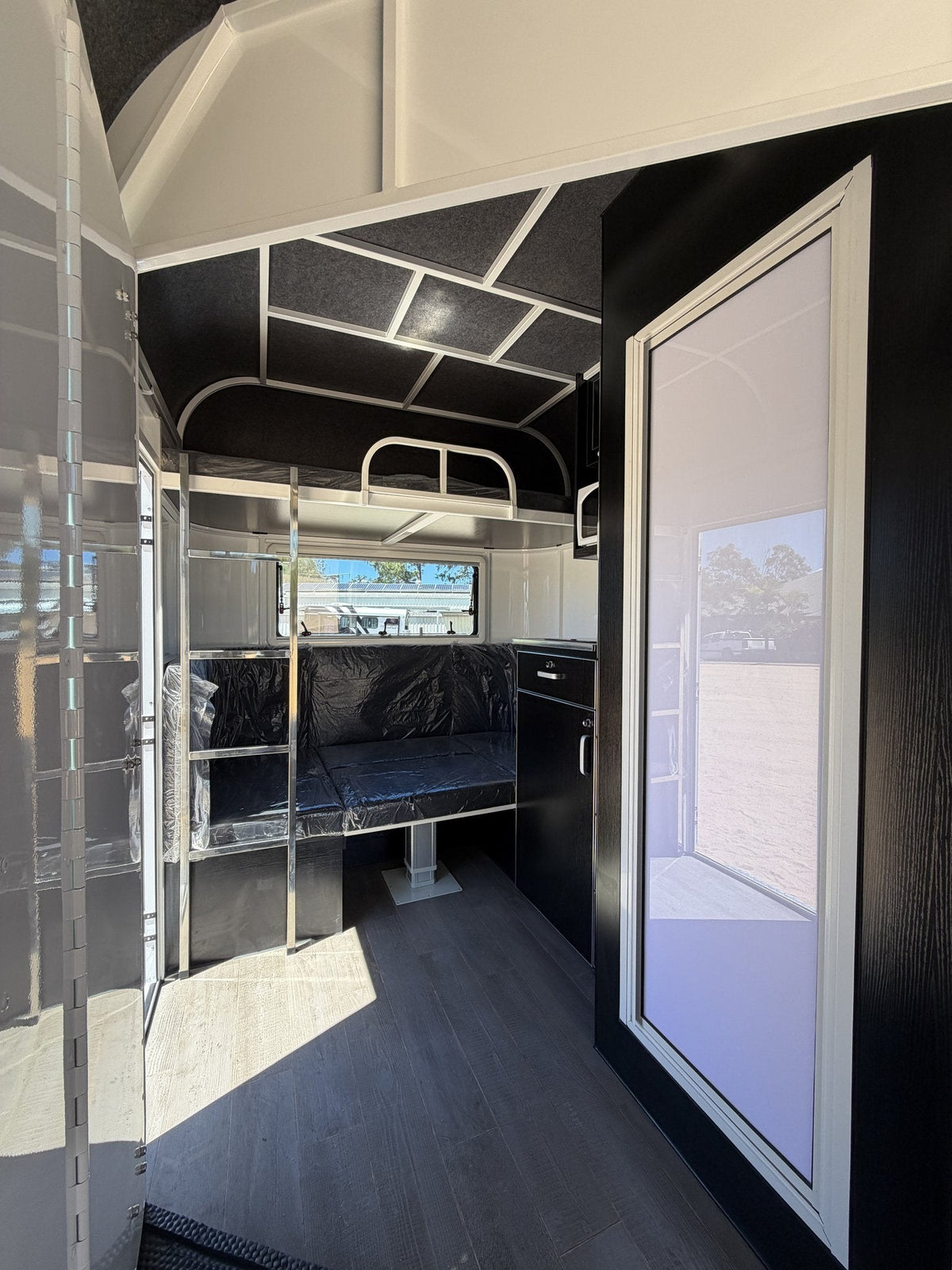 EuroFloat 774.A Compact Overnighter 2.1 horse float with living, photo 17