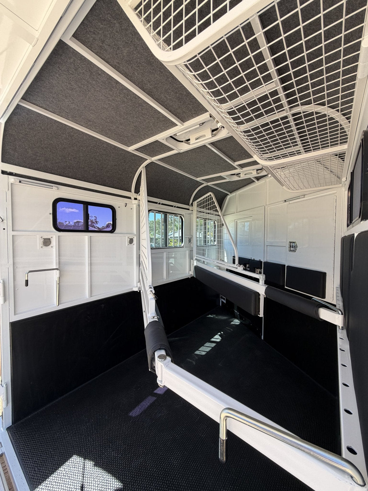 EuroFloat 774.A Compact Overnighter 2.1 horse float with living, photo 18