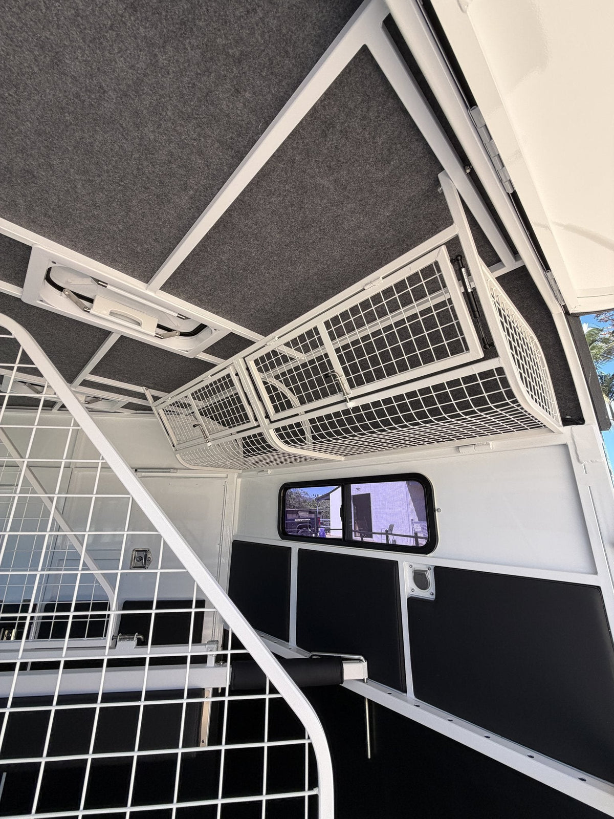 EuroFloat 774.A Compact Overnighter 2.1 horse float with living, photo 19