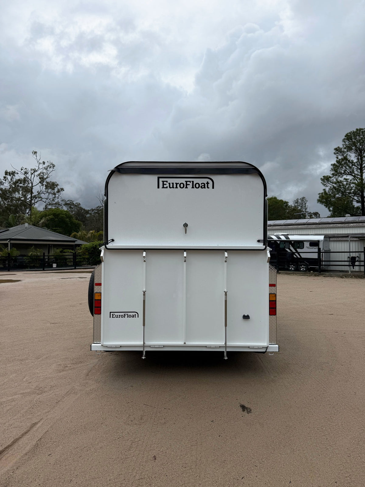 3 Horse Angle Load Camper Float L500 SN Eventer 777.A
