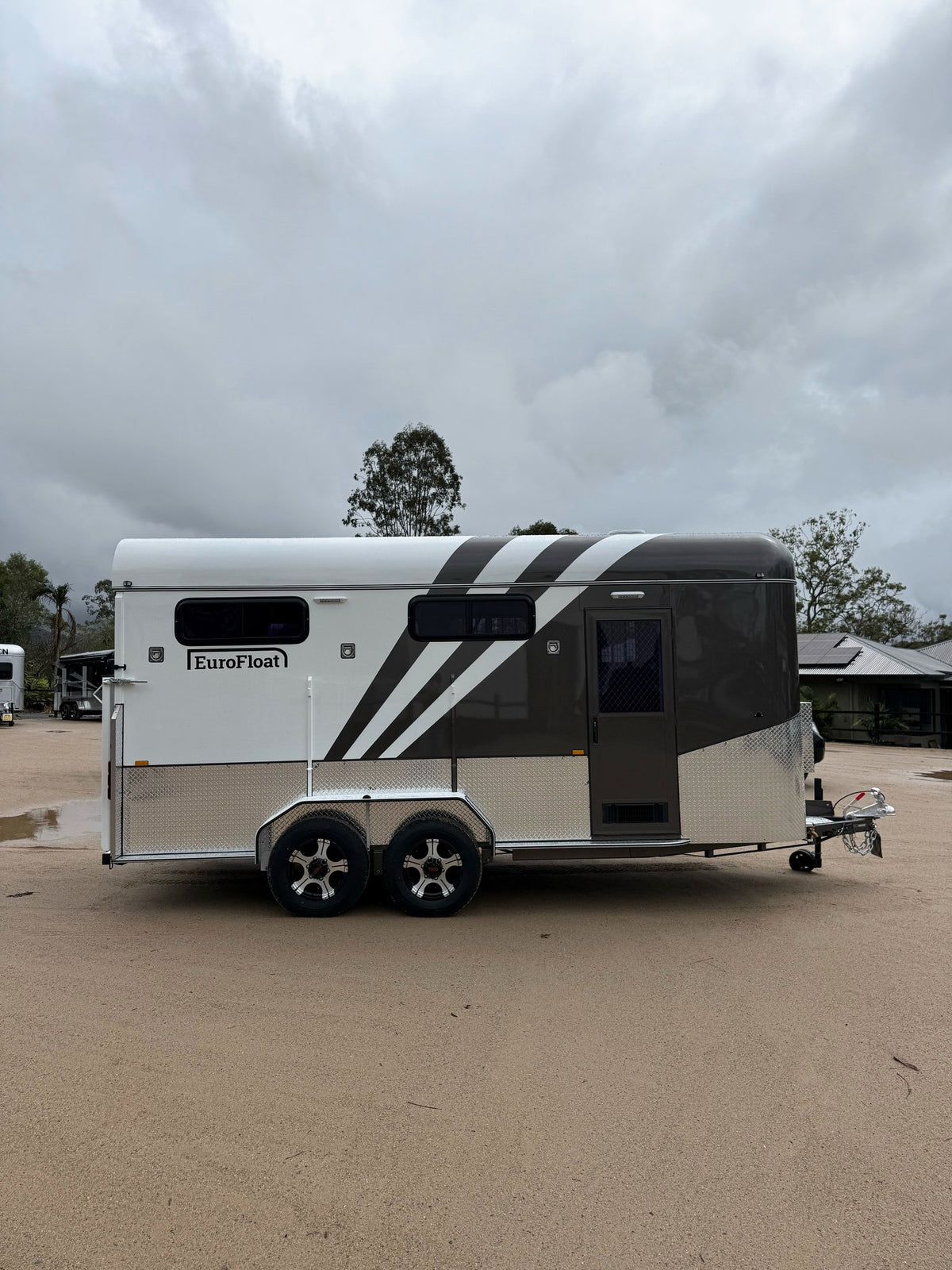 3 Horse Angle Load Camper Float L500 SN Eventer 777.A