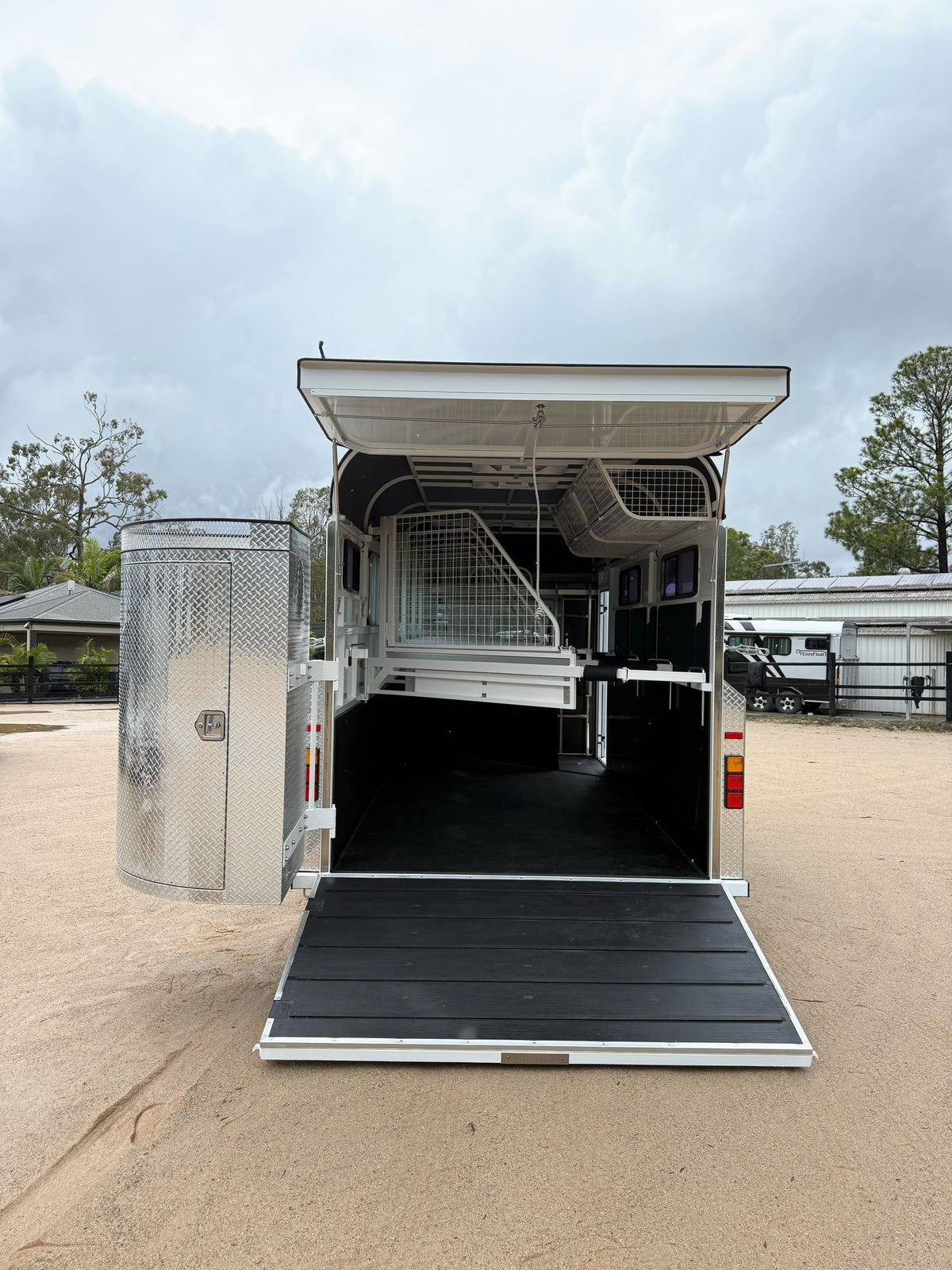 3 Horse Angle Load Camper Float L500 SN Eventer 777.A