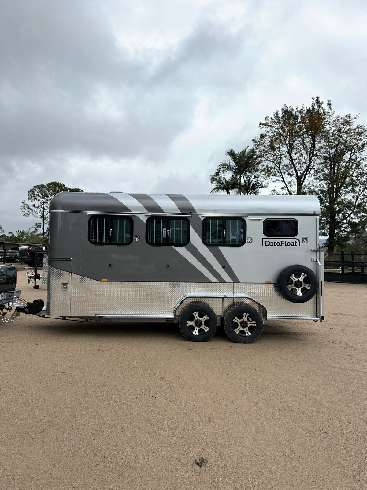 3 Horse Angle Load Camper Float L500 SN 777.B