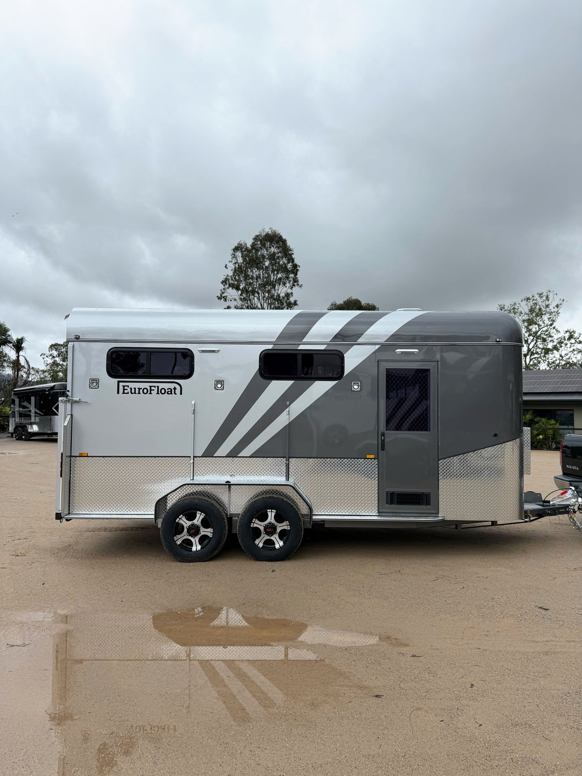3 Horse Angle Load Camper Float L500 SN 777.B