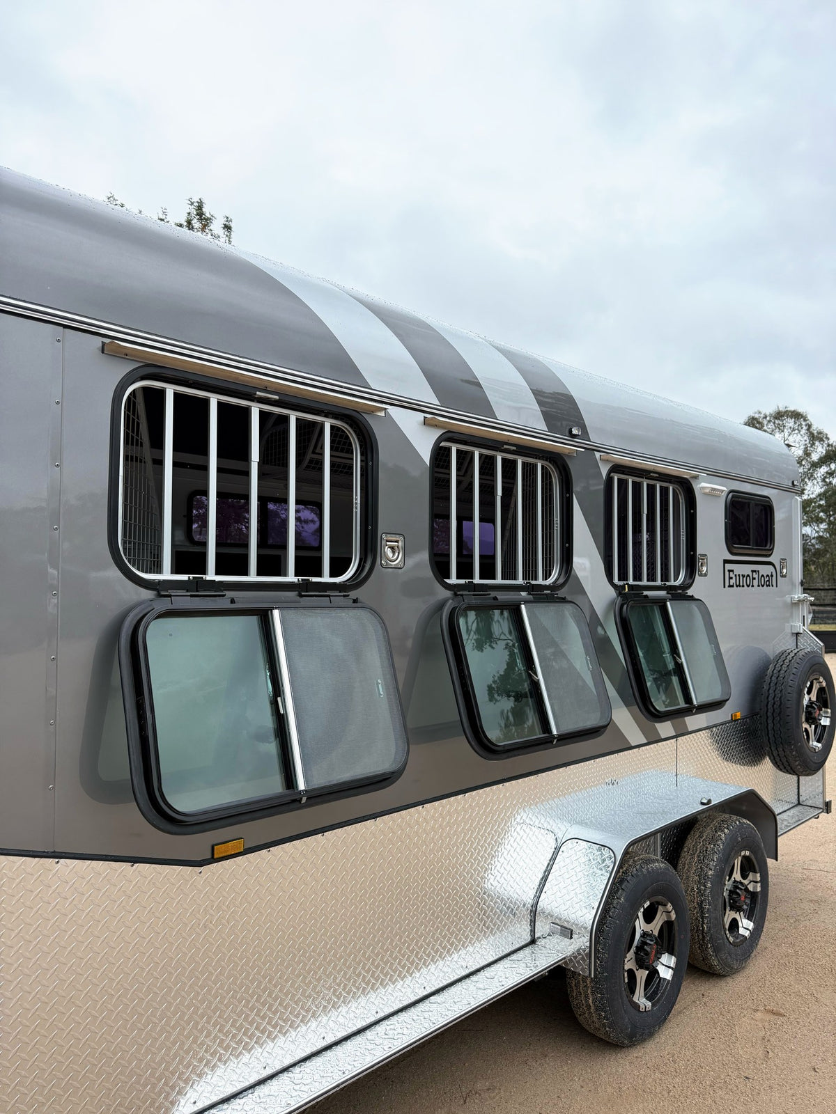 3 Horse Angle Load Camper Float L500 SN 777.B