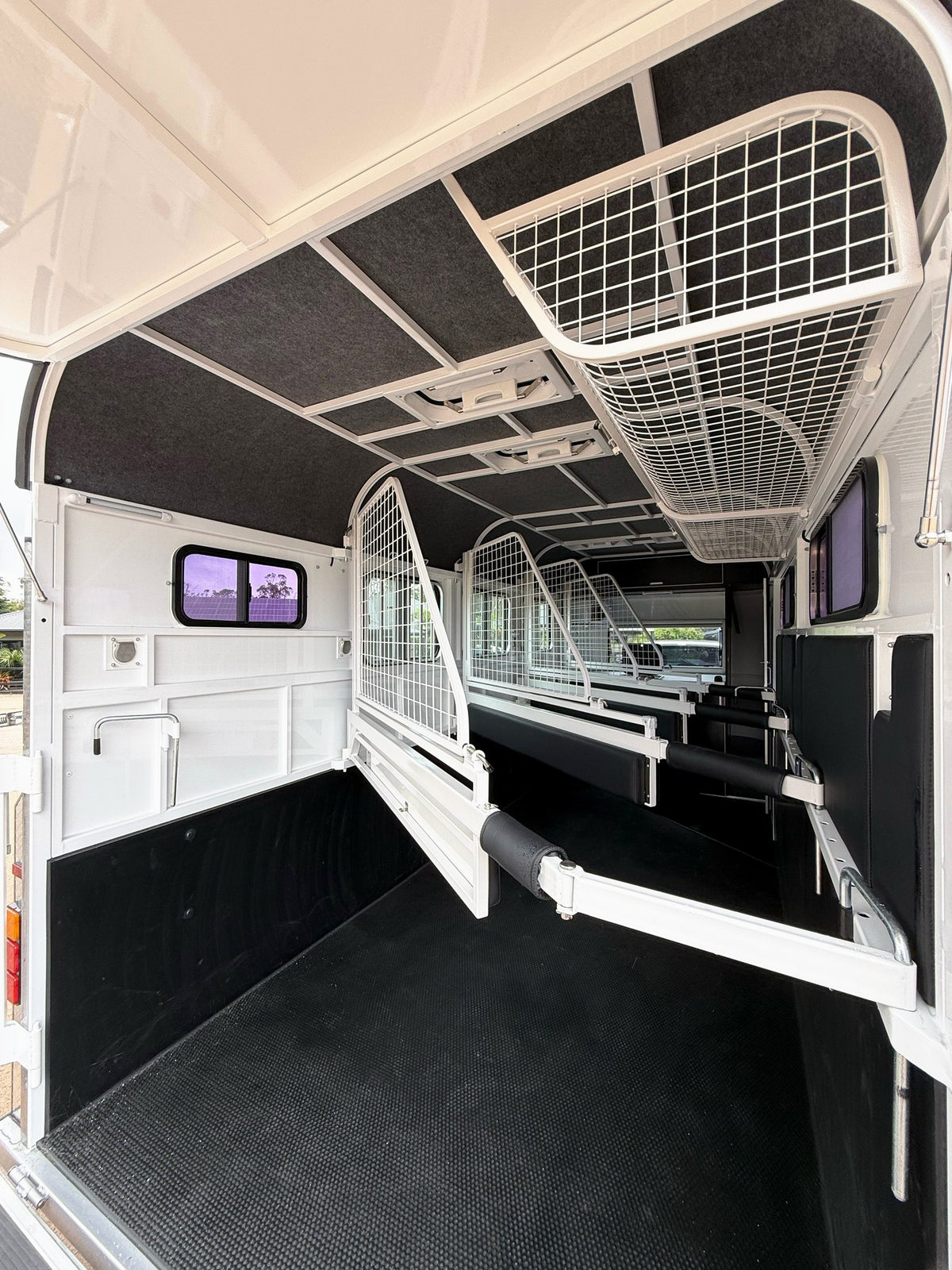 3 Horse Angle Load Camper Float L500 SN 777.B
