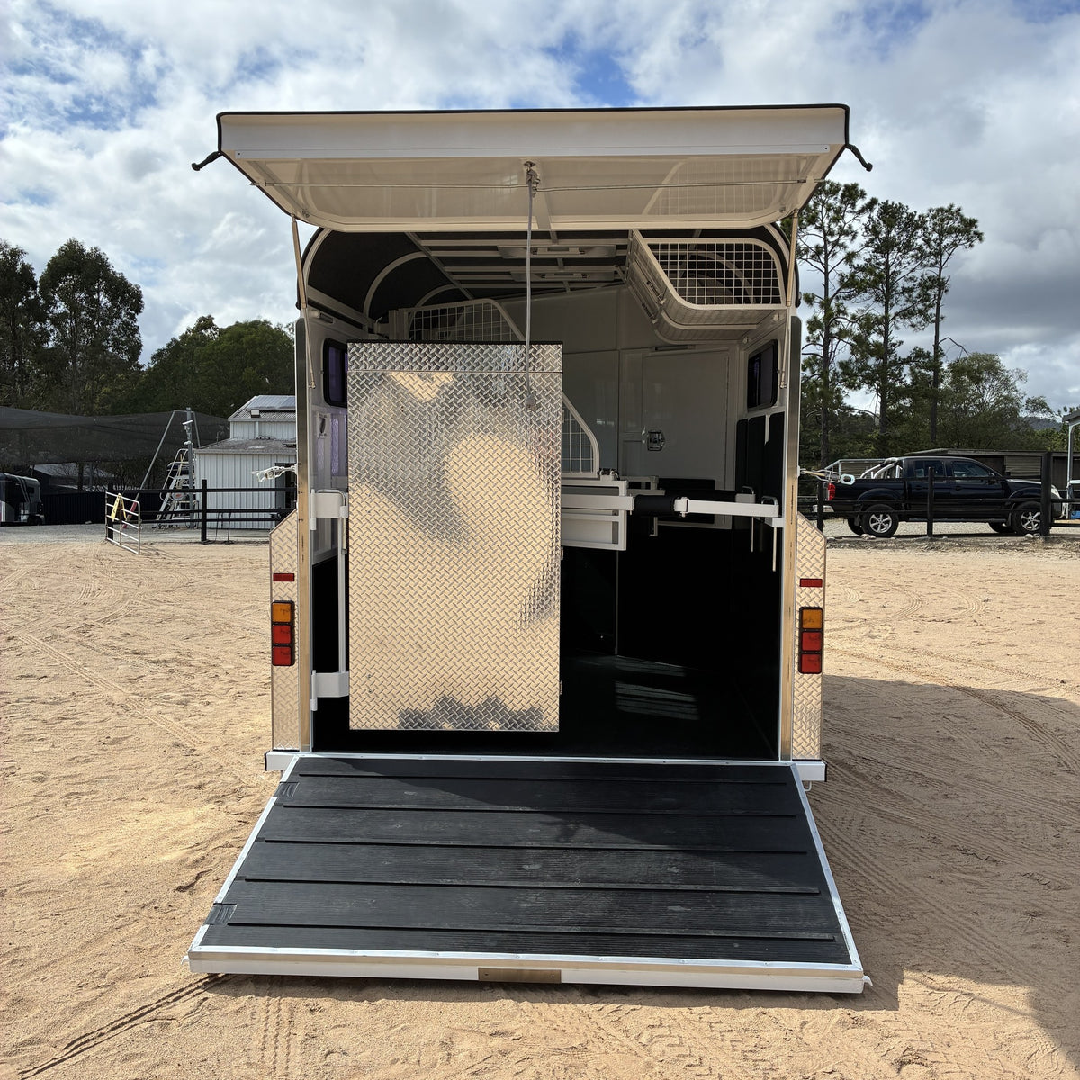 EuroFloat 781.A 2HAL Overnighter Compact Series 2.0 horse float, photo 8