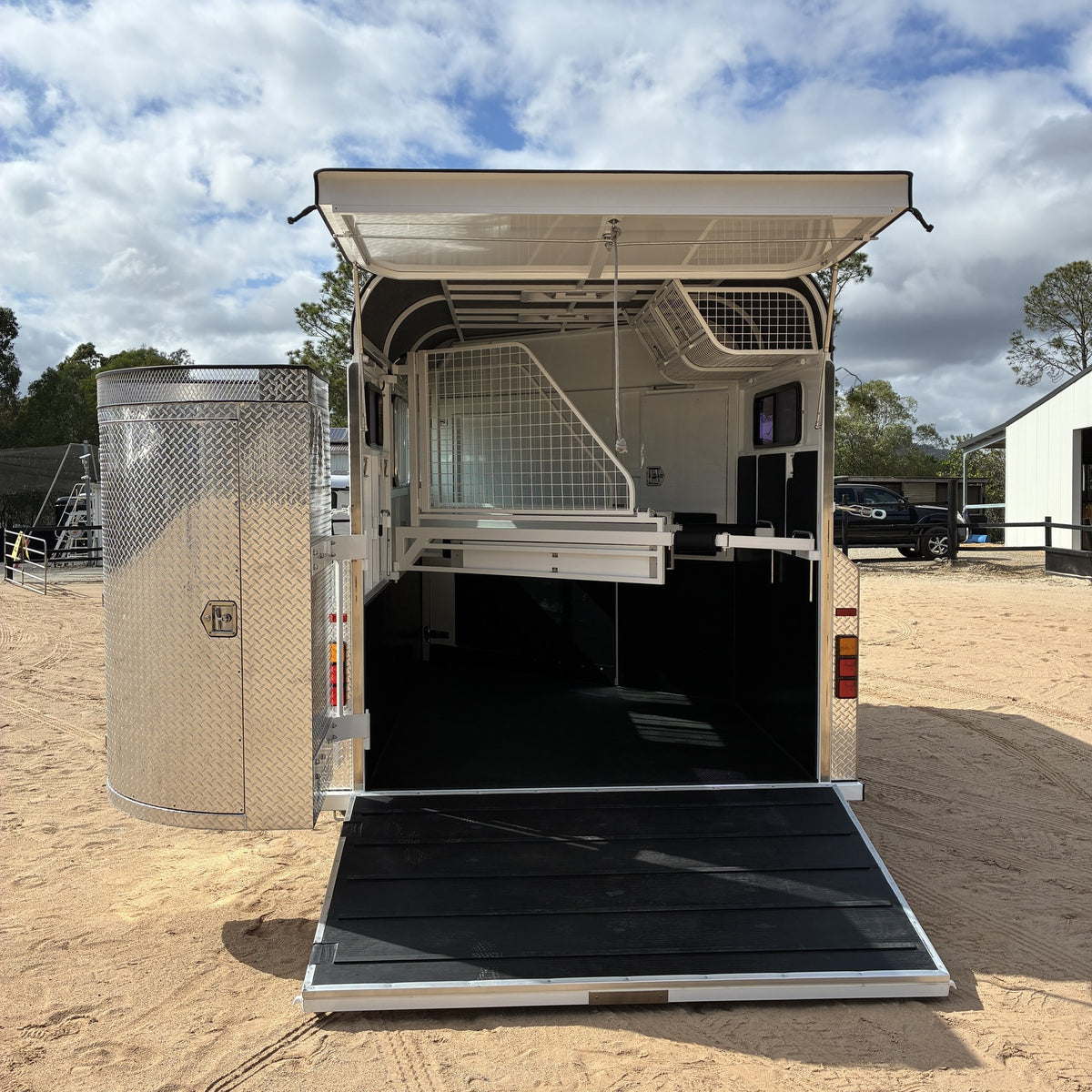EuroFloat 781.A 2HAL Overnighter Compact Series 2.0 horse float, photo 9