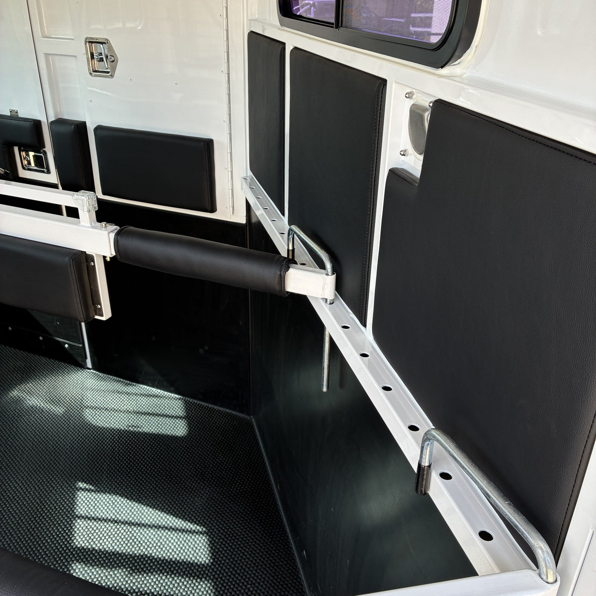 EuroFloat 781.A 2HAL Overnighter Compact Series 2.0 horse float, photo 12