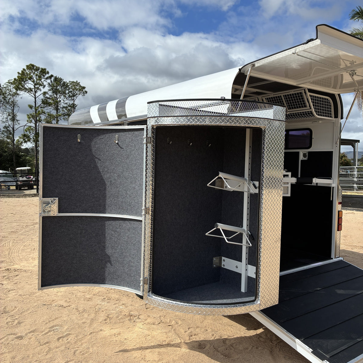 EuroFloat 781.A 2HAL Overnighter Compact Series 2.0 horse float, photo 15