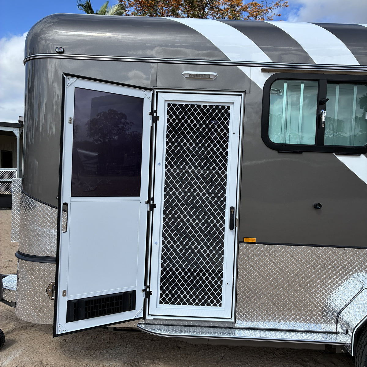 EuroFloat 781.A 2HAL Overnighter Compact Series 2.0 horse float, photo 20