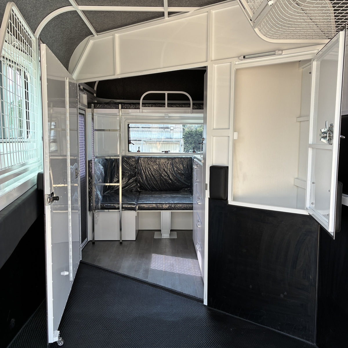 EuroFloat 781.A 2HAL Overnighter Compact Series 2.0 horse float, photo 21