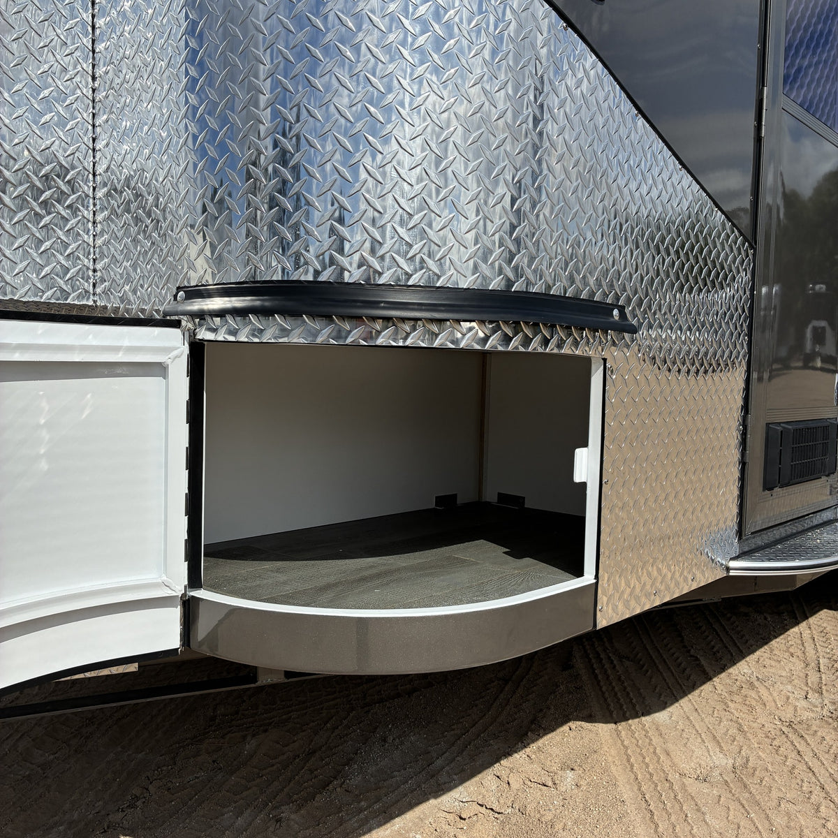 EuroFloat 781.A 2HAL Overnighter Compact Series 2.0 horse float, photo 43