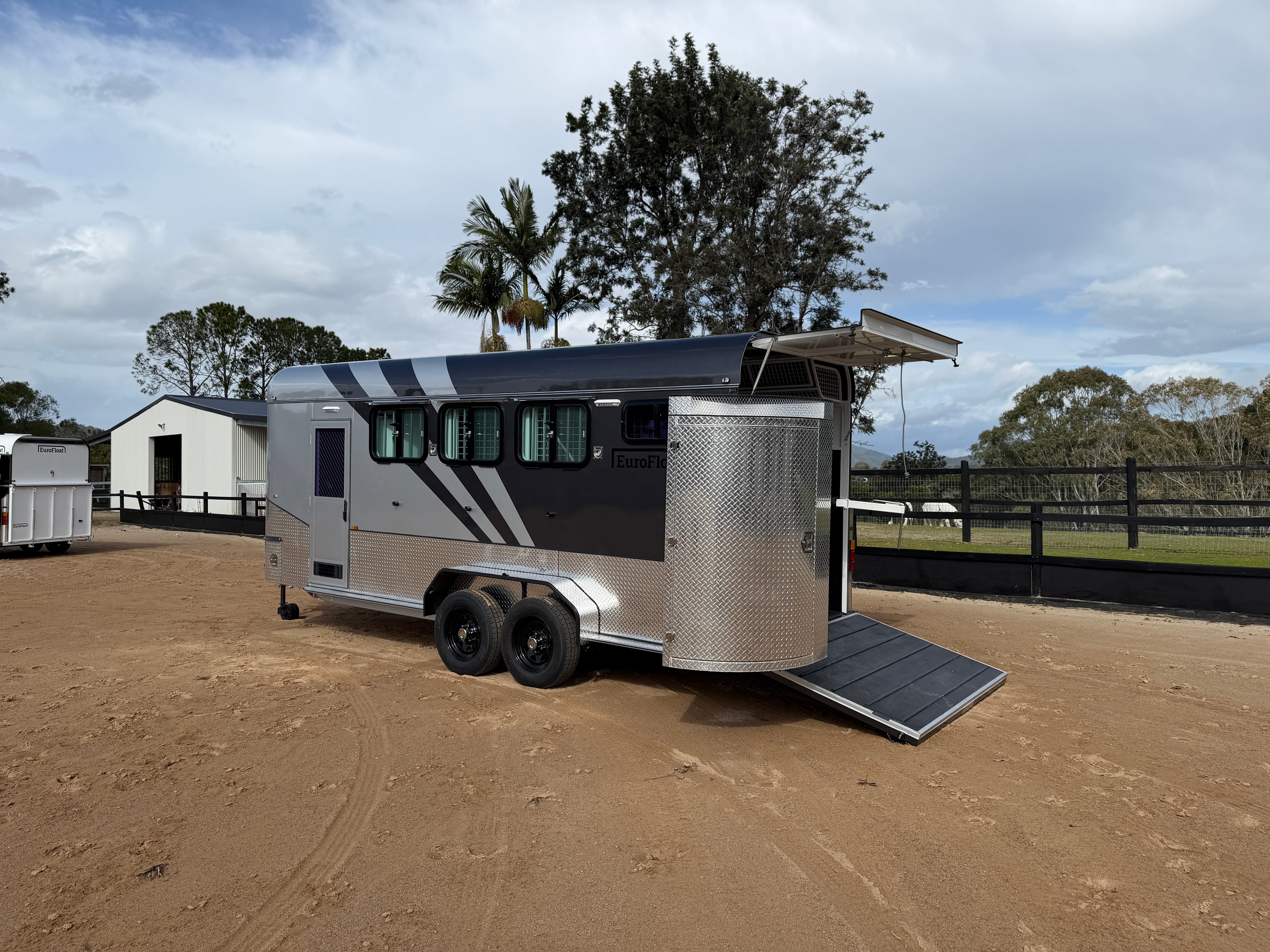 3 Horse Angle Load Camper Float Ultimate Overnighter SN 3.1