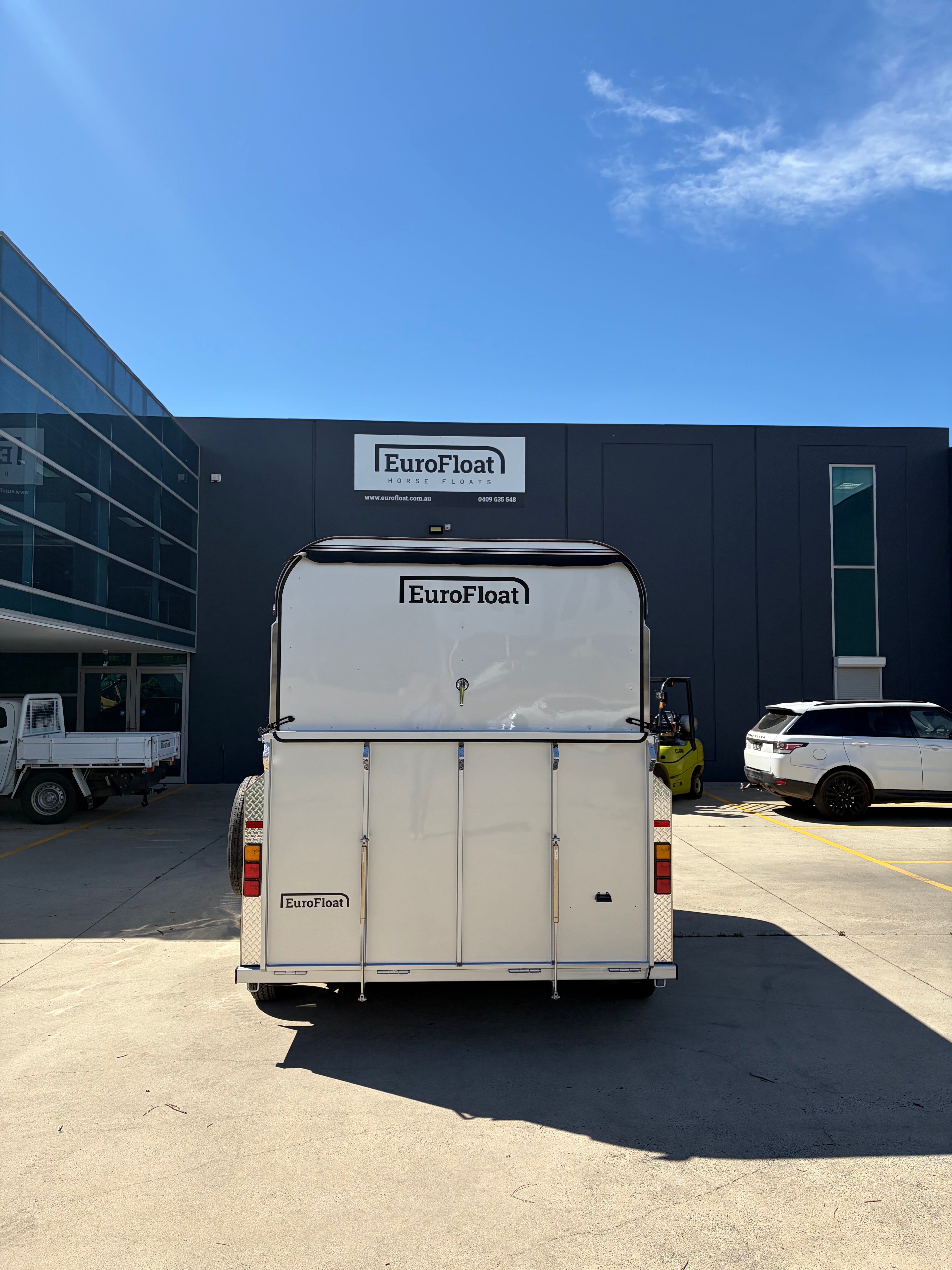 2 Horse Angle Load Camper Float L860 SN Classic 776.B