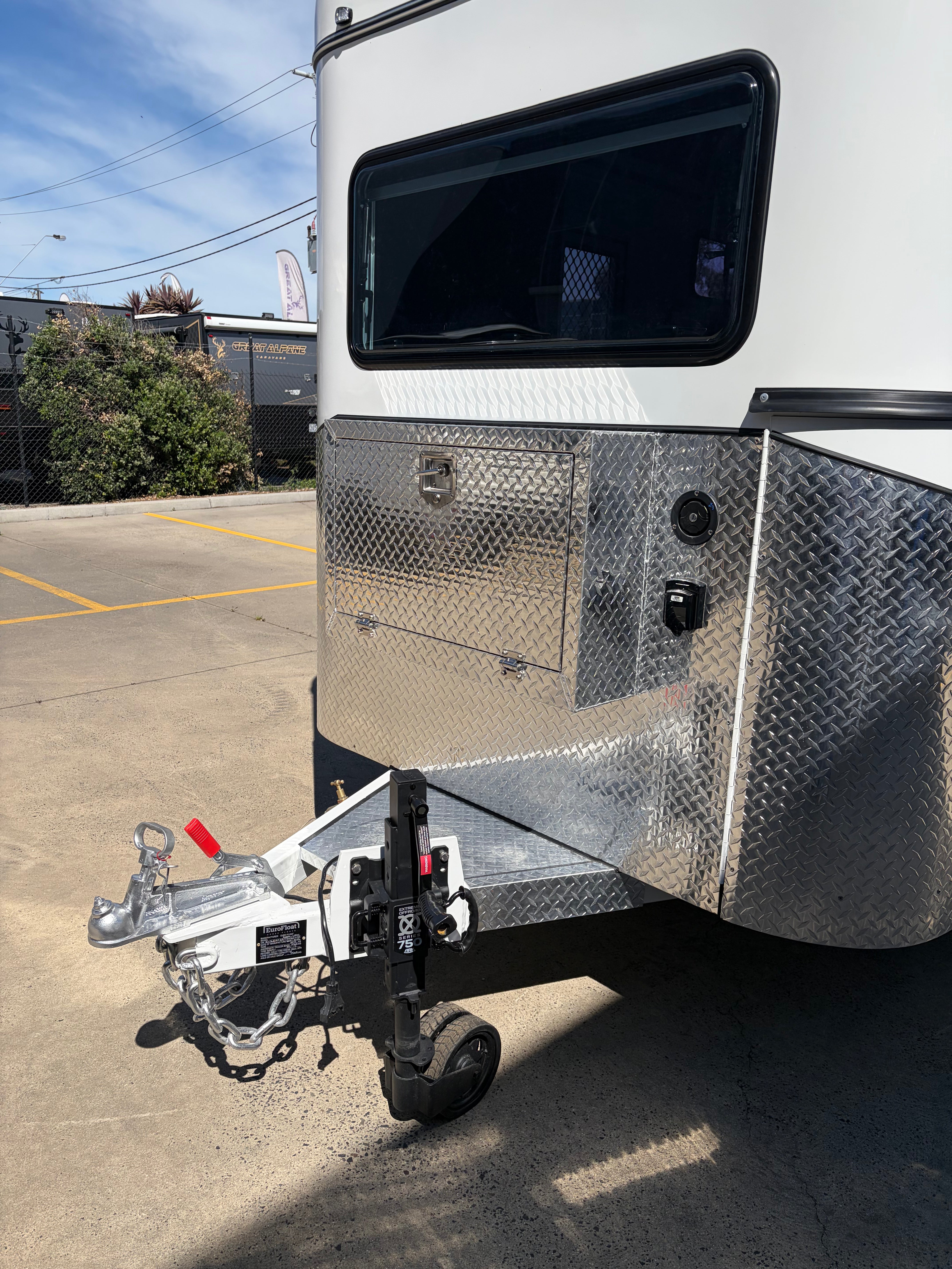 2 Horse Angle Load Camper Float L860 SN Classic 776.B