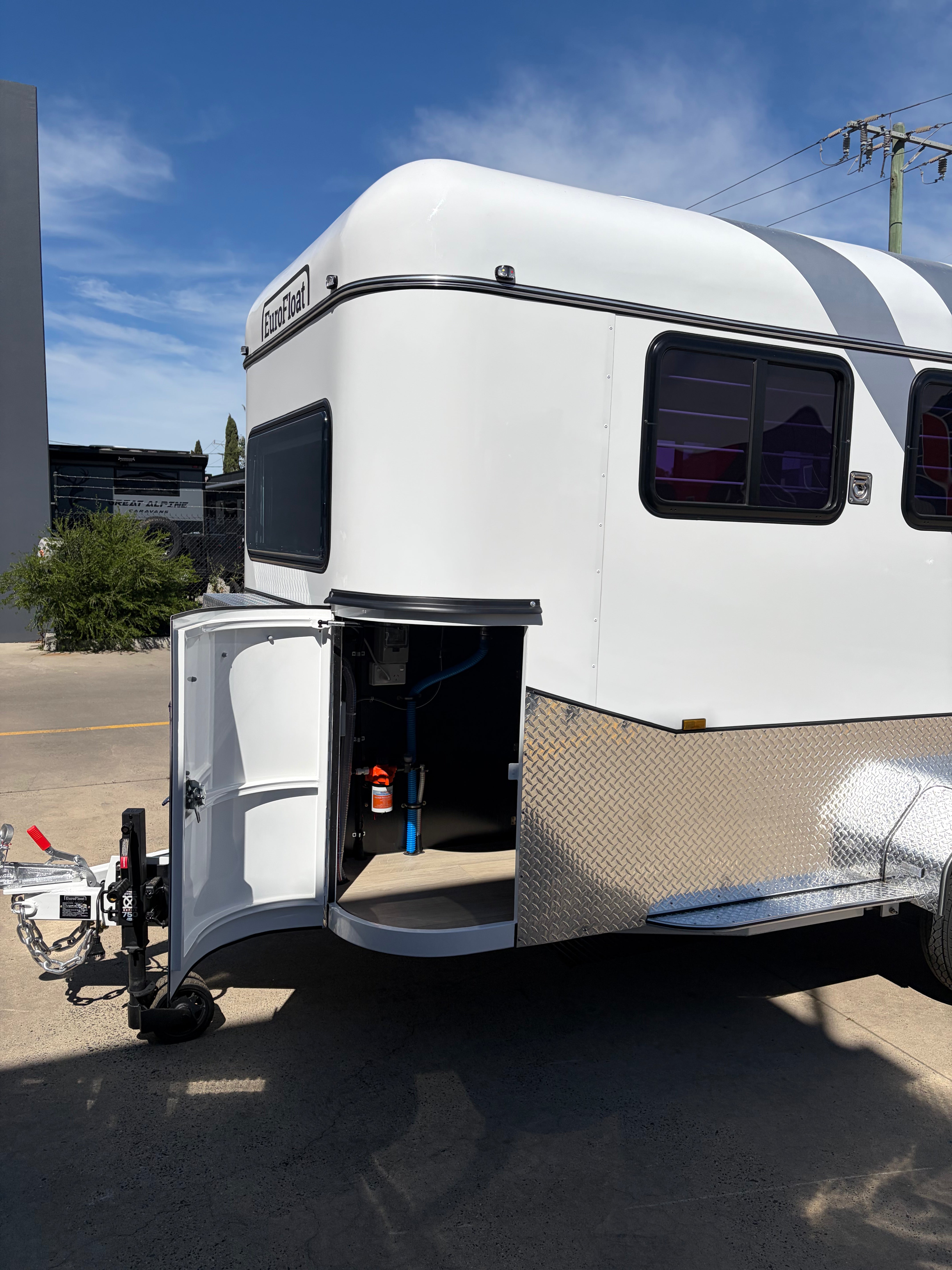 2 Horse Angle Load Camper Float L860 SN Classic 776.B