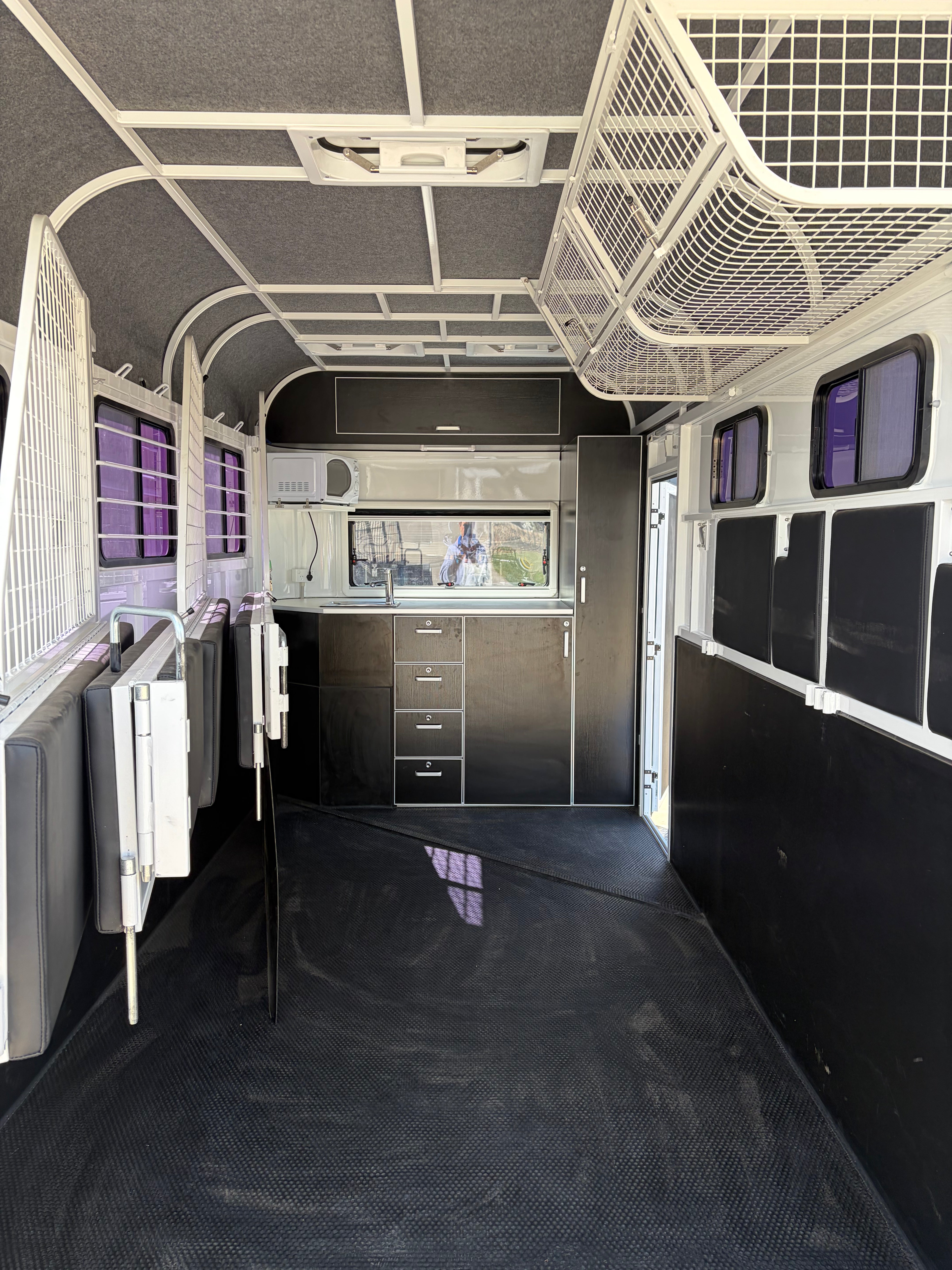 2 Horse Angle Load Camper Float L860 SN Classic 776.B