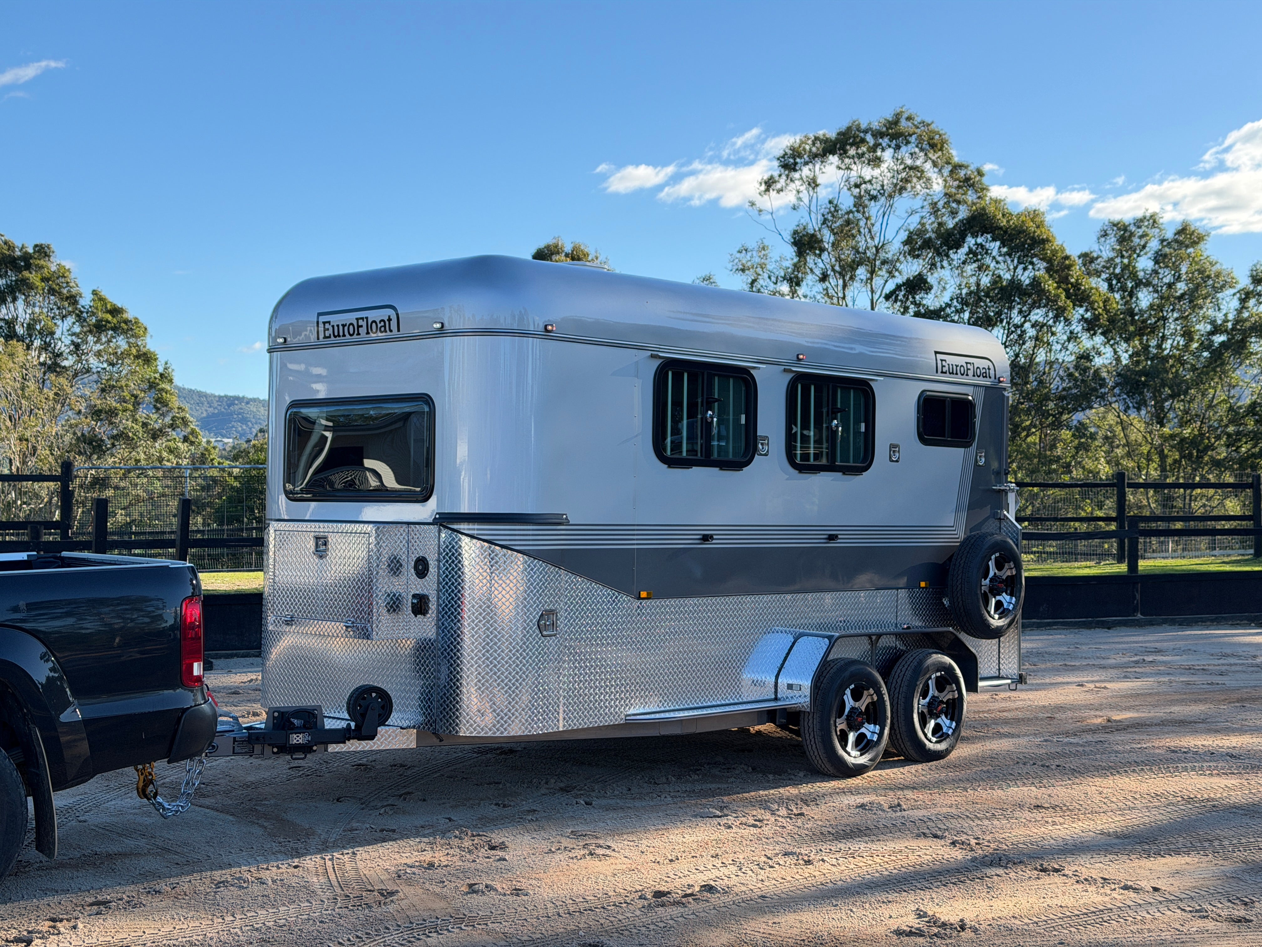 2 Horse Angle Load Camper Float L860 SN Eventer