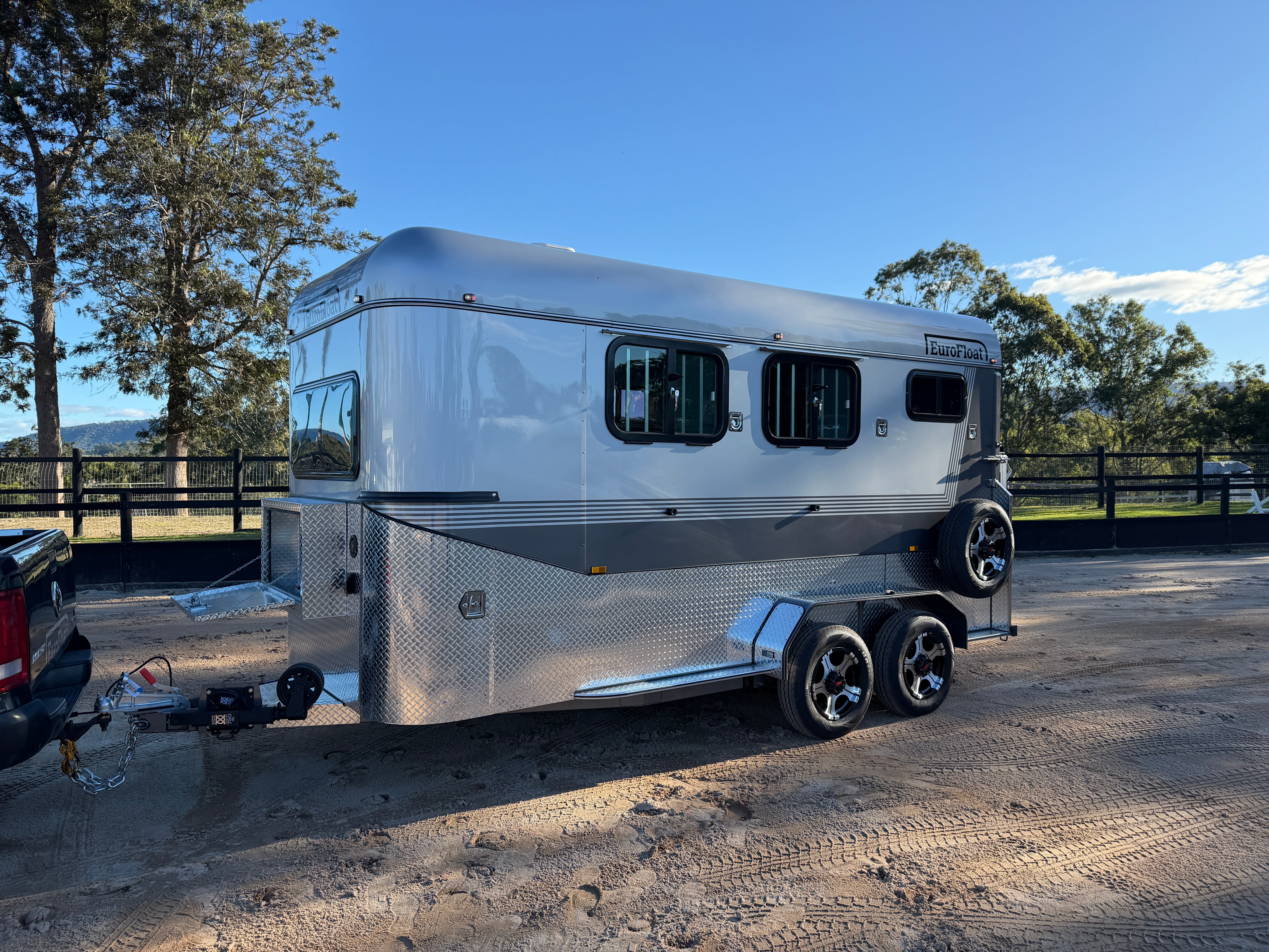 2 Horse Angle Load Camper Float L860 SN Eventer