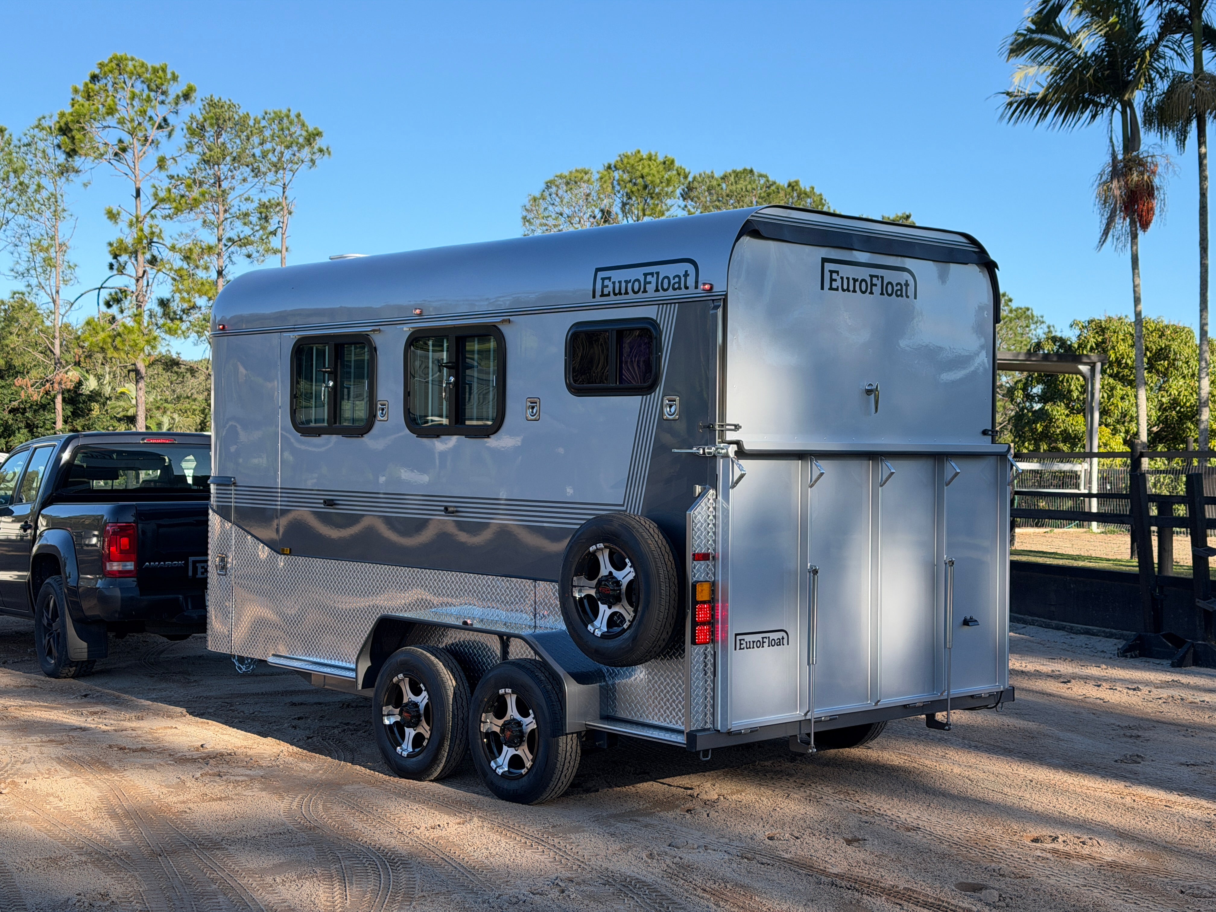 2 Horse Angle Load Camper Float L860 SN Eventer