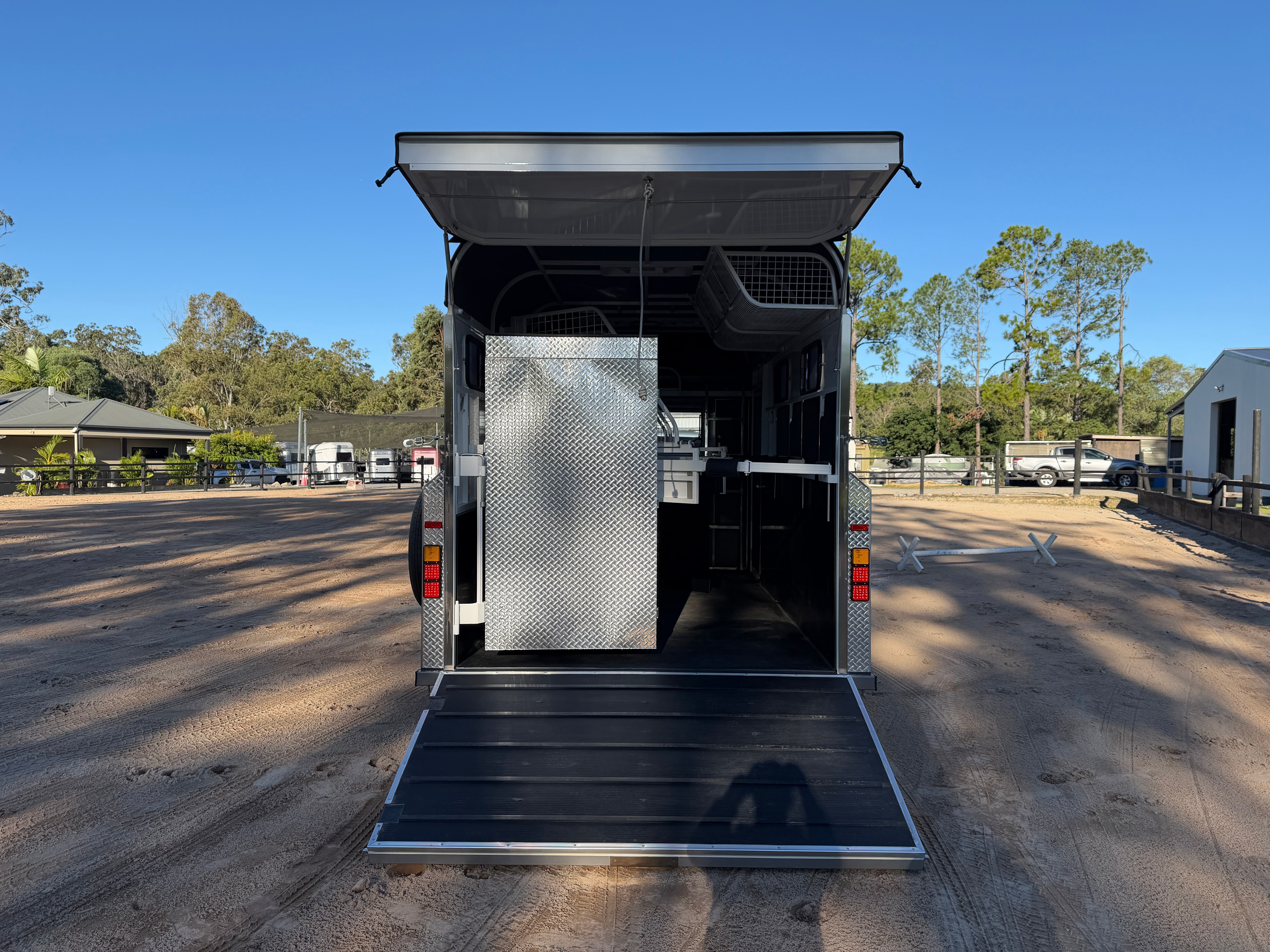 2 Horse Angle Load Camper Float L860 SN Eventer