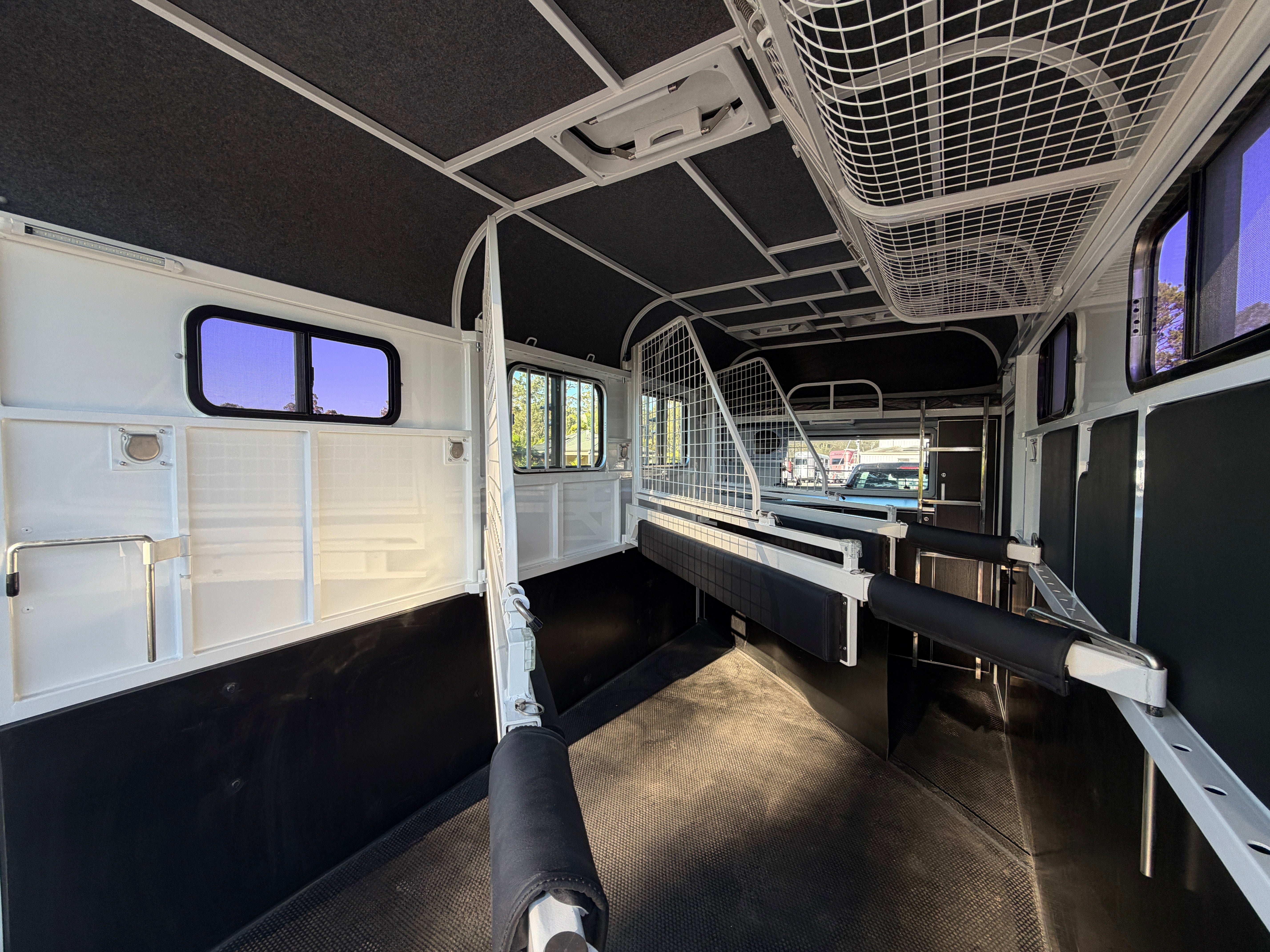 2 Horse Angle Load Camper Float L860 SN Eventer