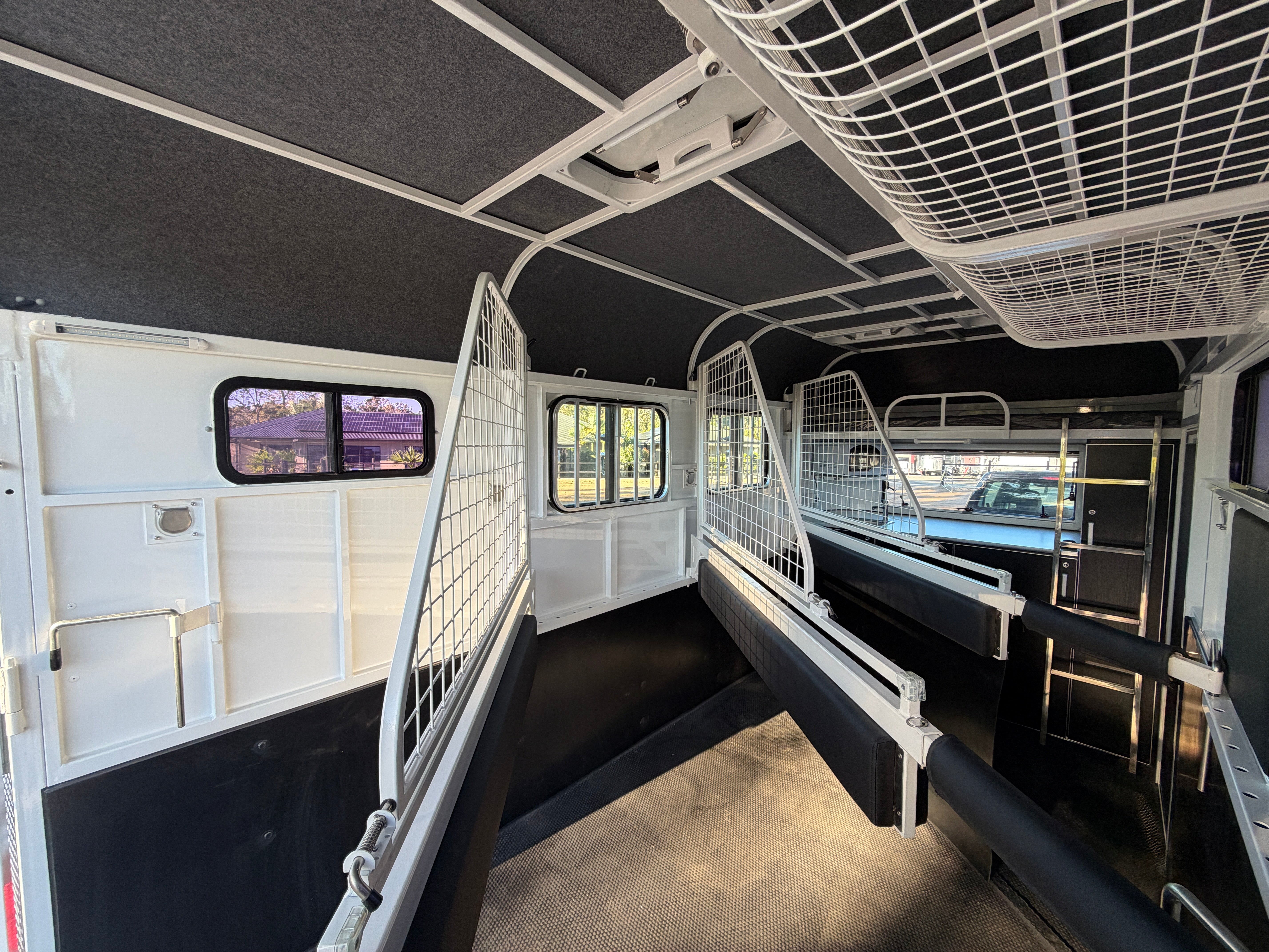 2 Horse Angle Load Camper Float L860 SN Eventer
