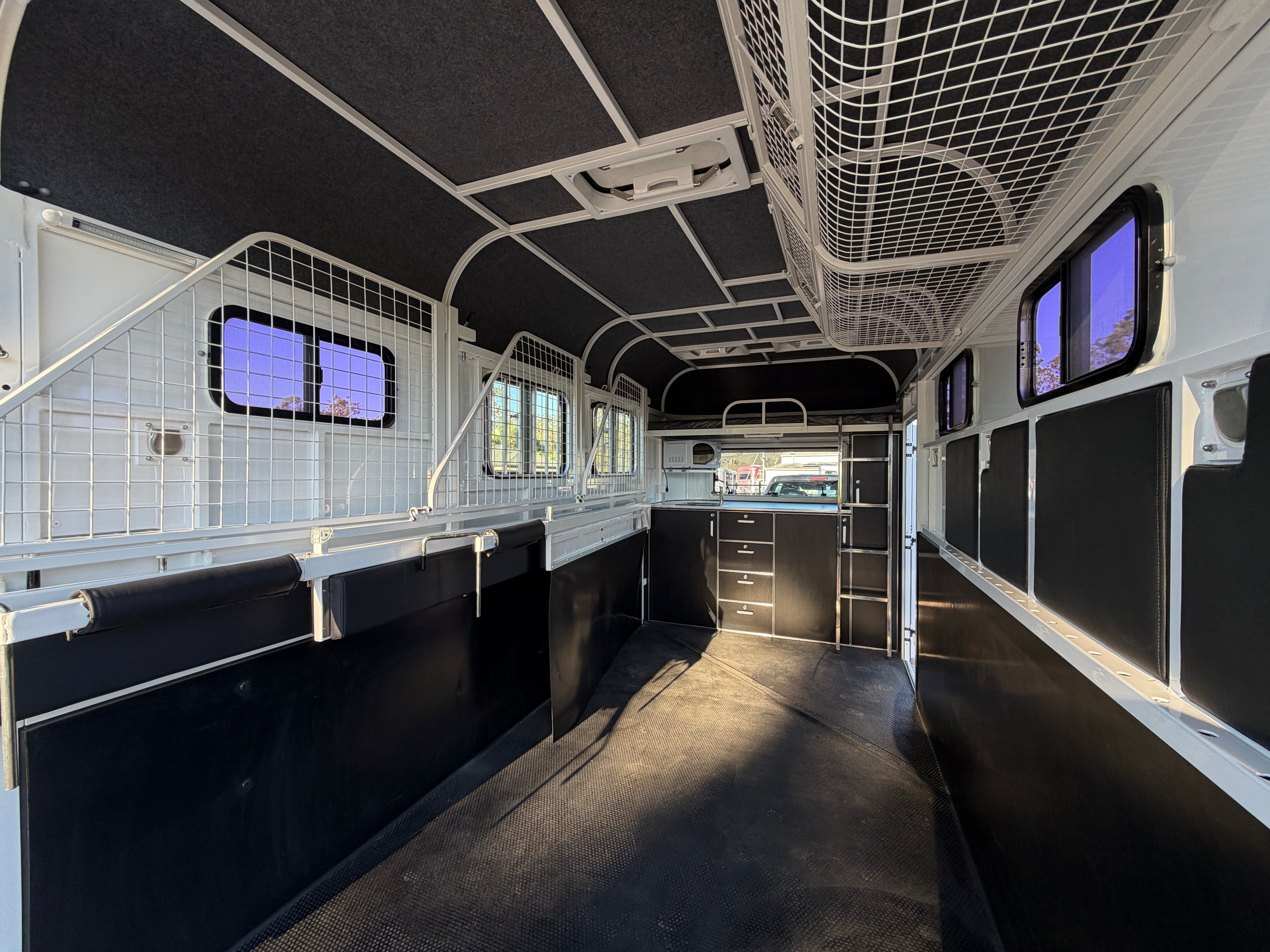 2 Horse Angle Load Camper Float L860 SN Eventer