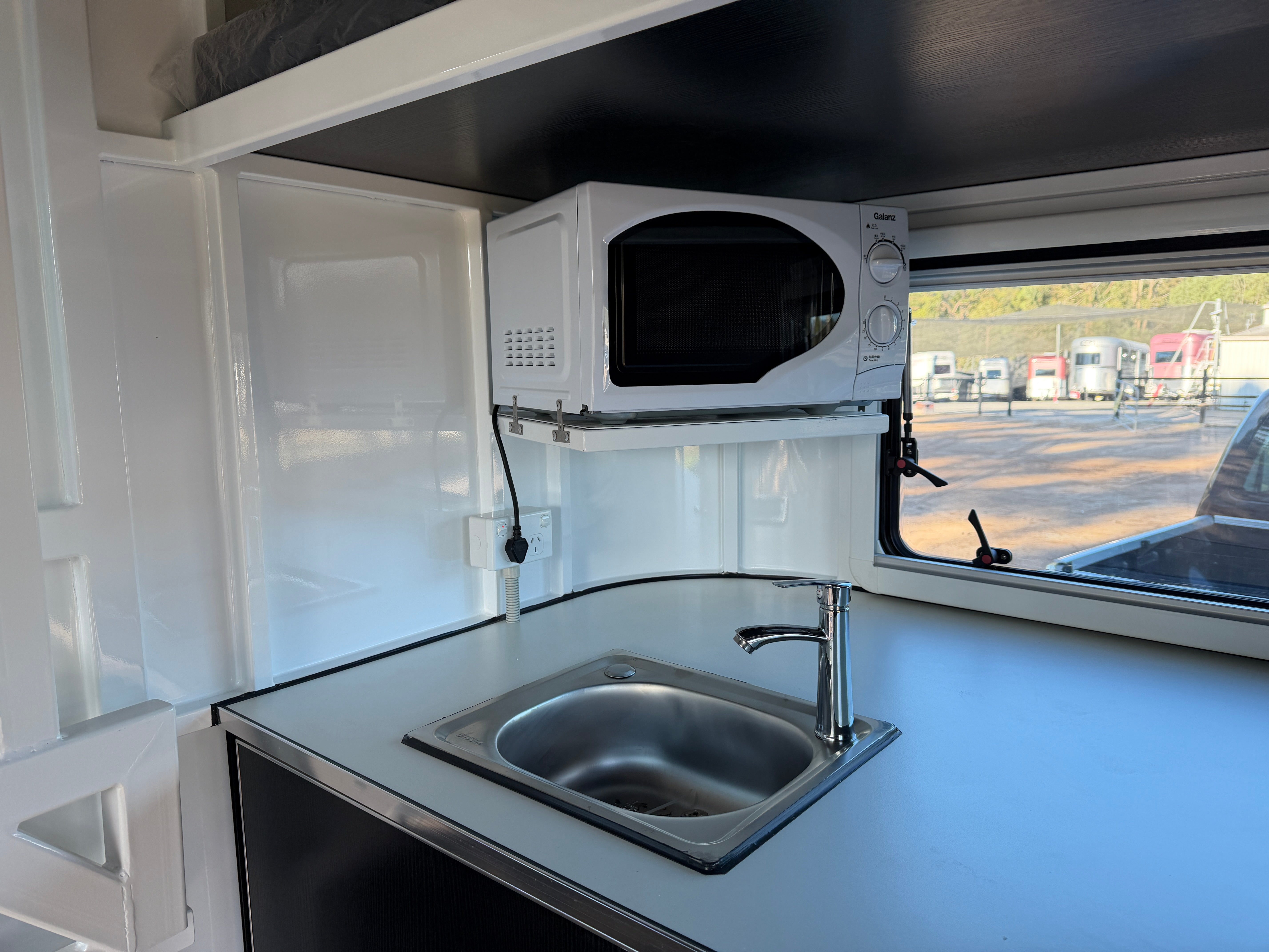 2 Horse Angle Load Camper Float L860 SN Eventer