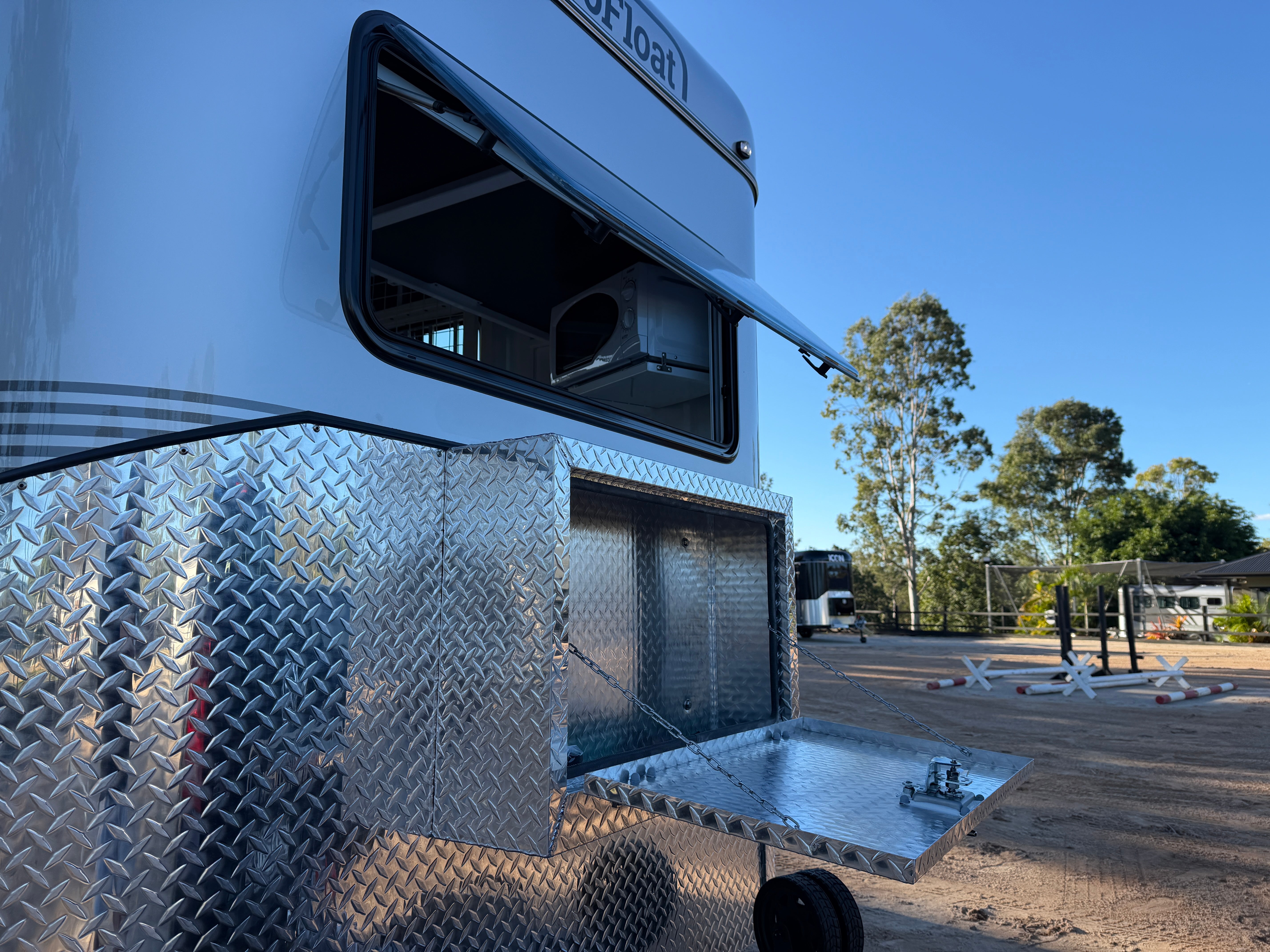 2 Horse Angle Load Camper Float L860 SN Eventer