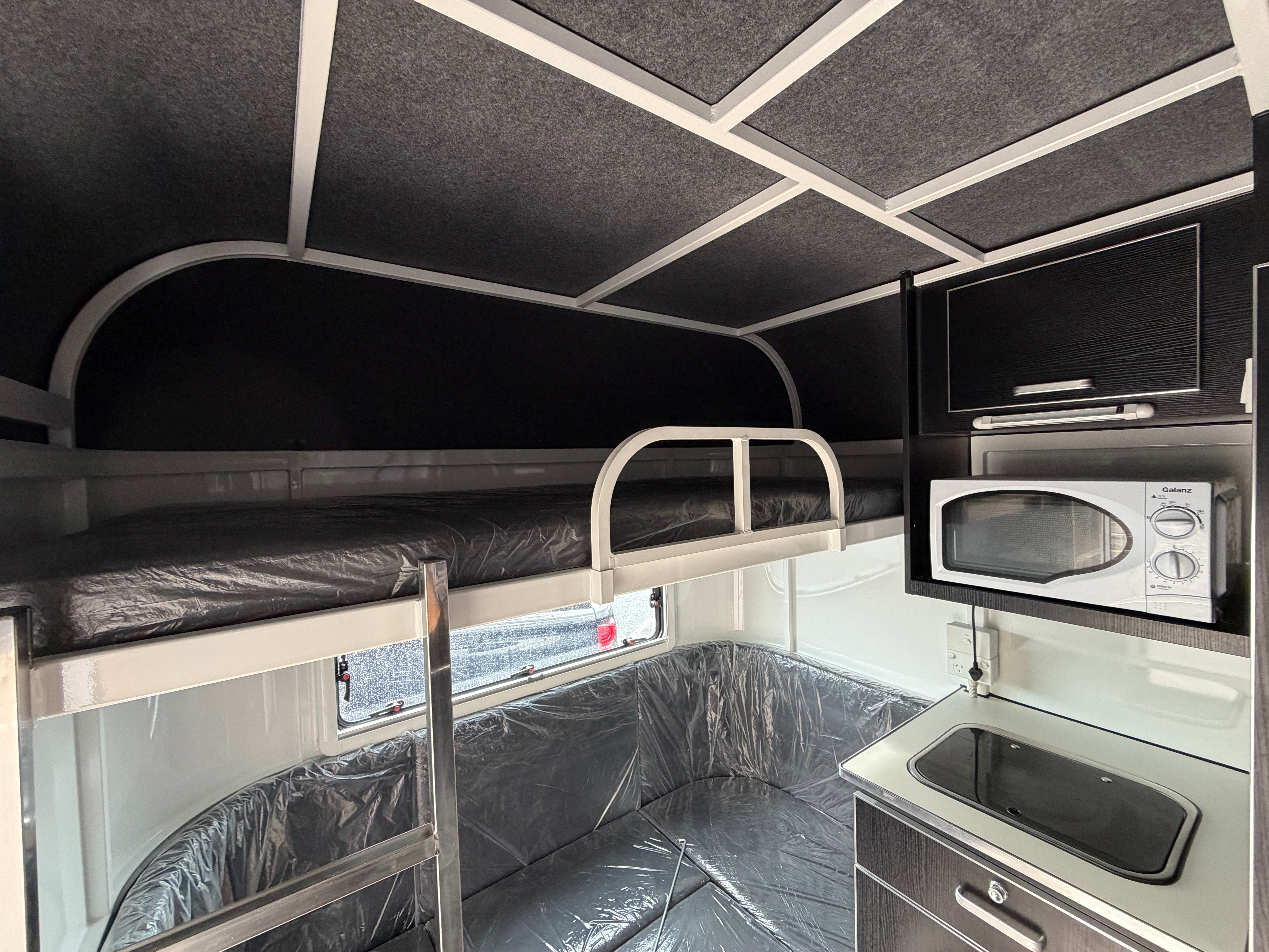 3 Horse Angle Load Camper Float Ultimate Overnighter SN 3.1