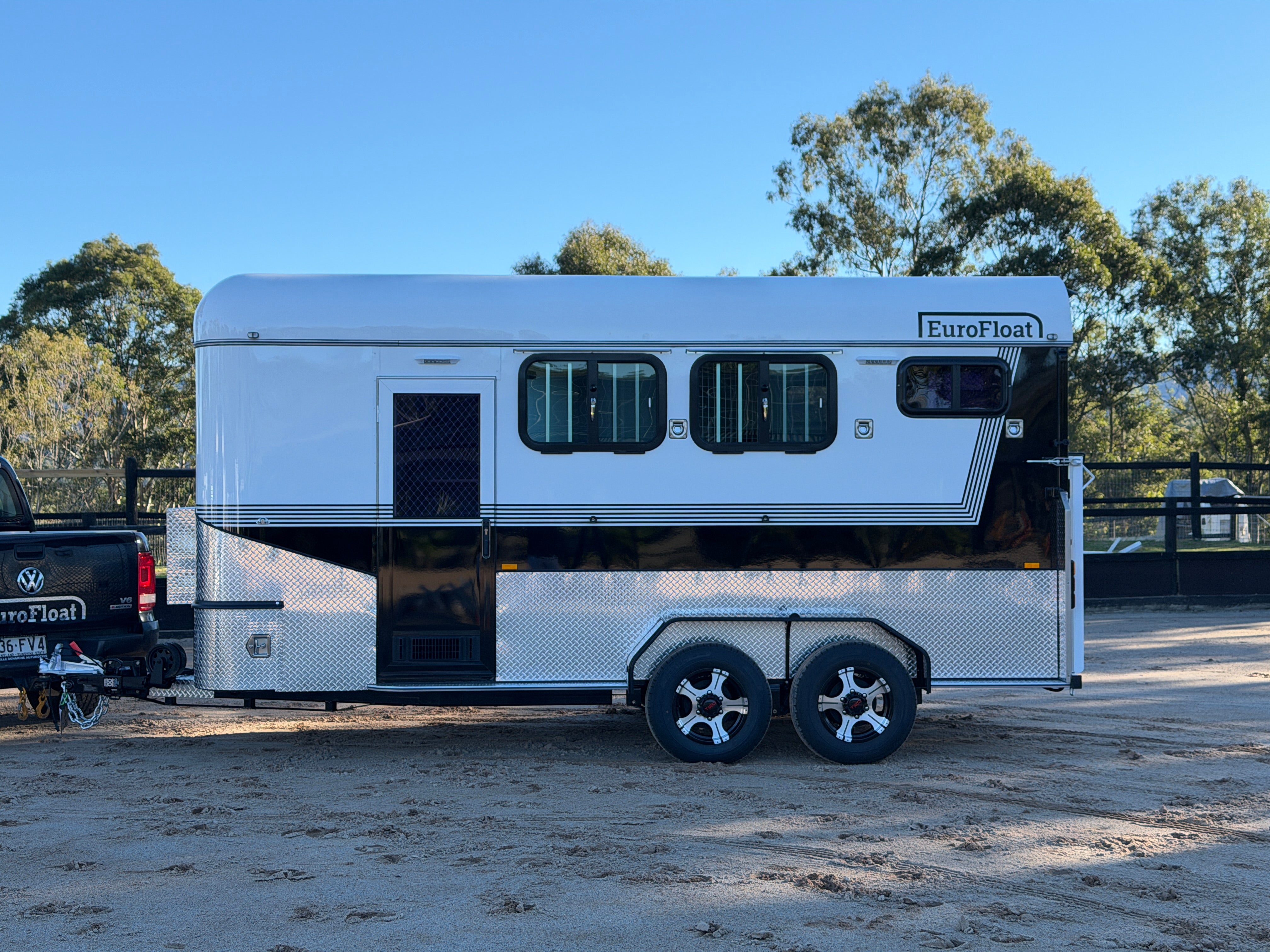 2 Horse Angle Load Camper Float Compact Overnighter SN 2.1 746.B