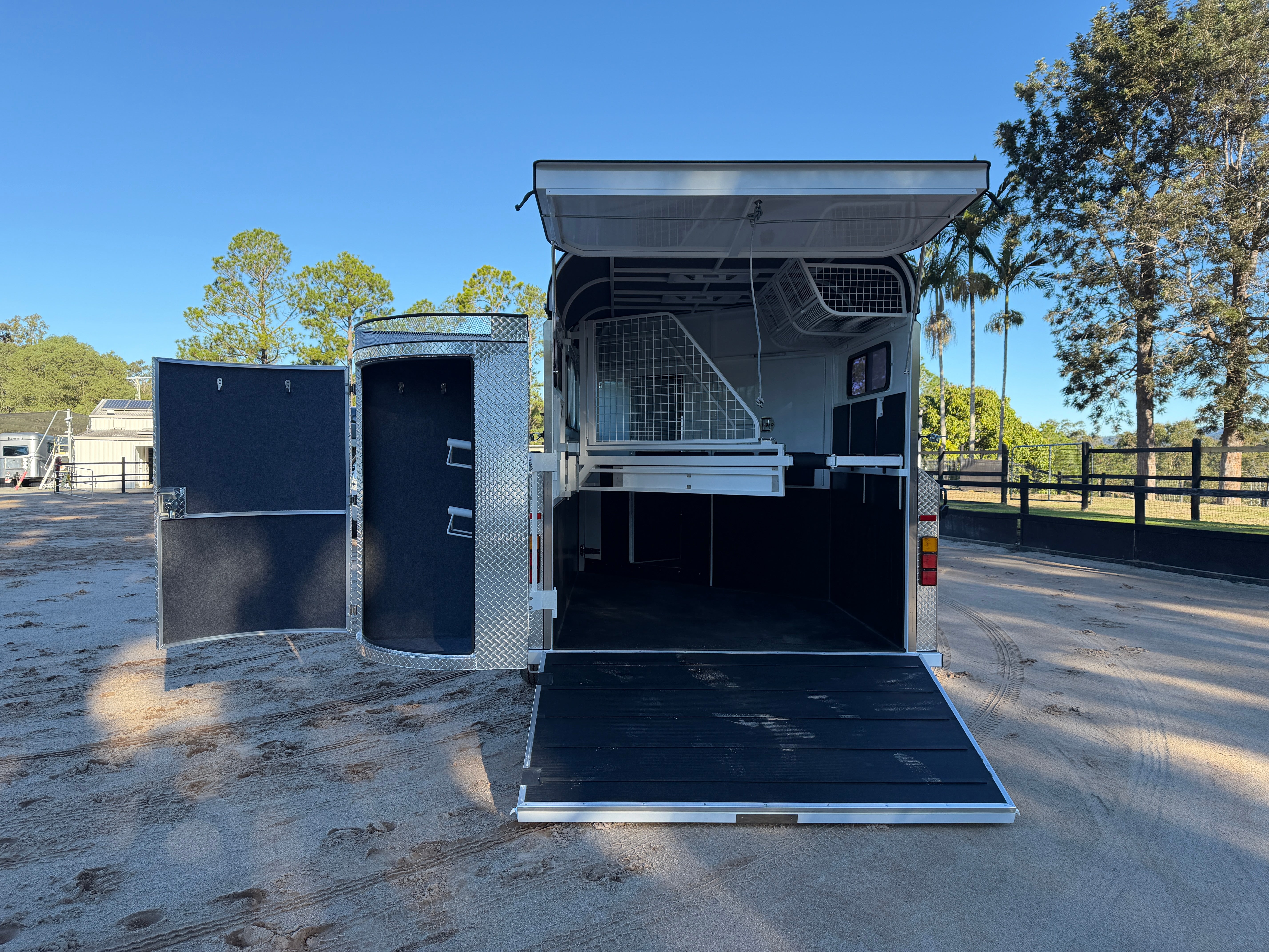 2 Horse Angle Load Camper Float Compact Overnighter SN 2.1 746.B