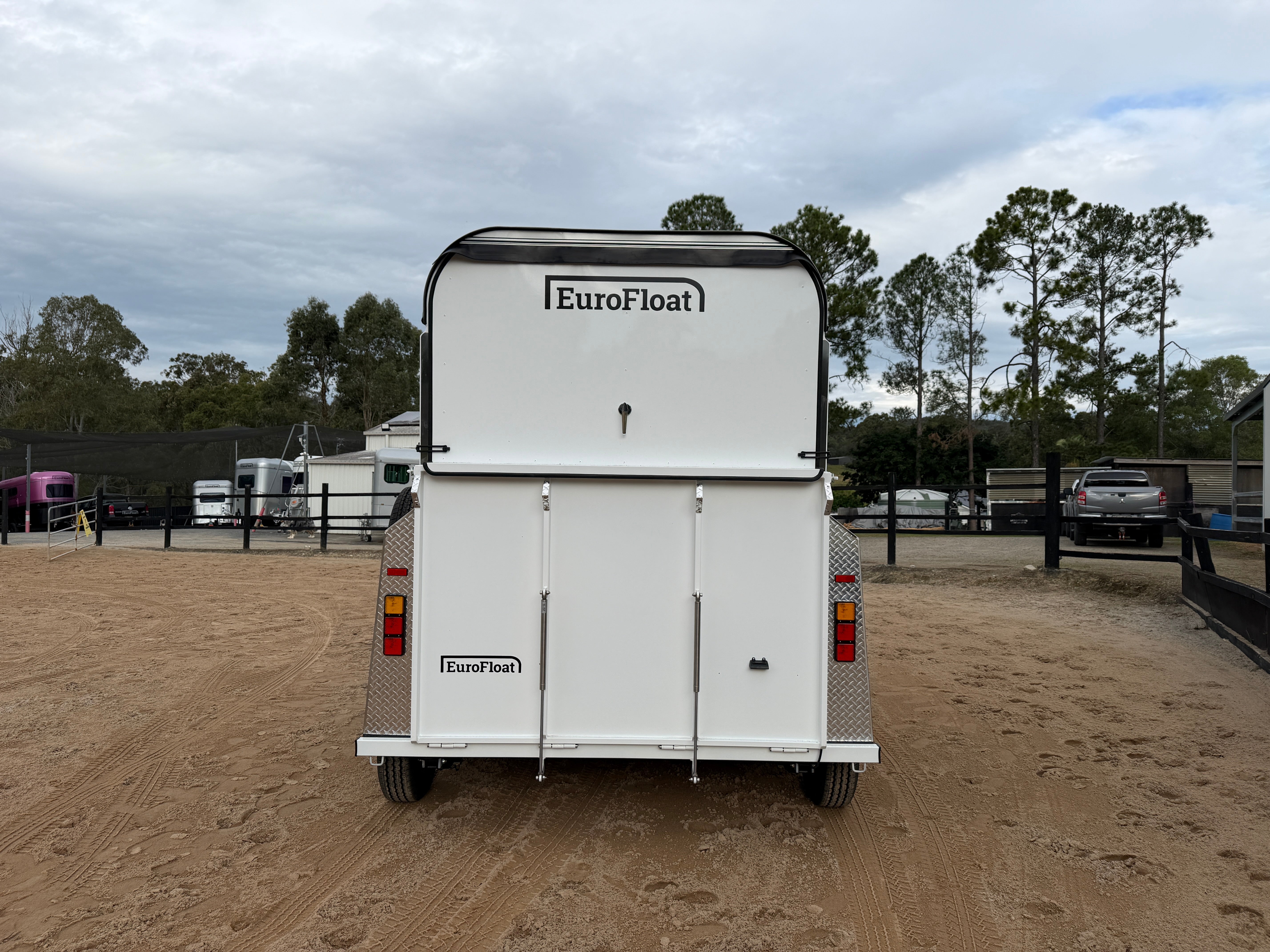2 Horse Straight Load Camper Float L500 RN