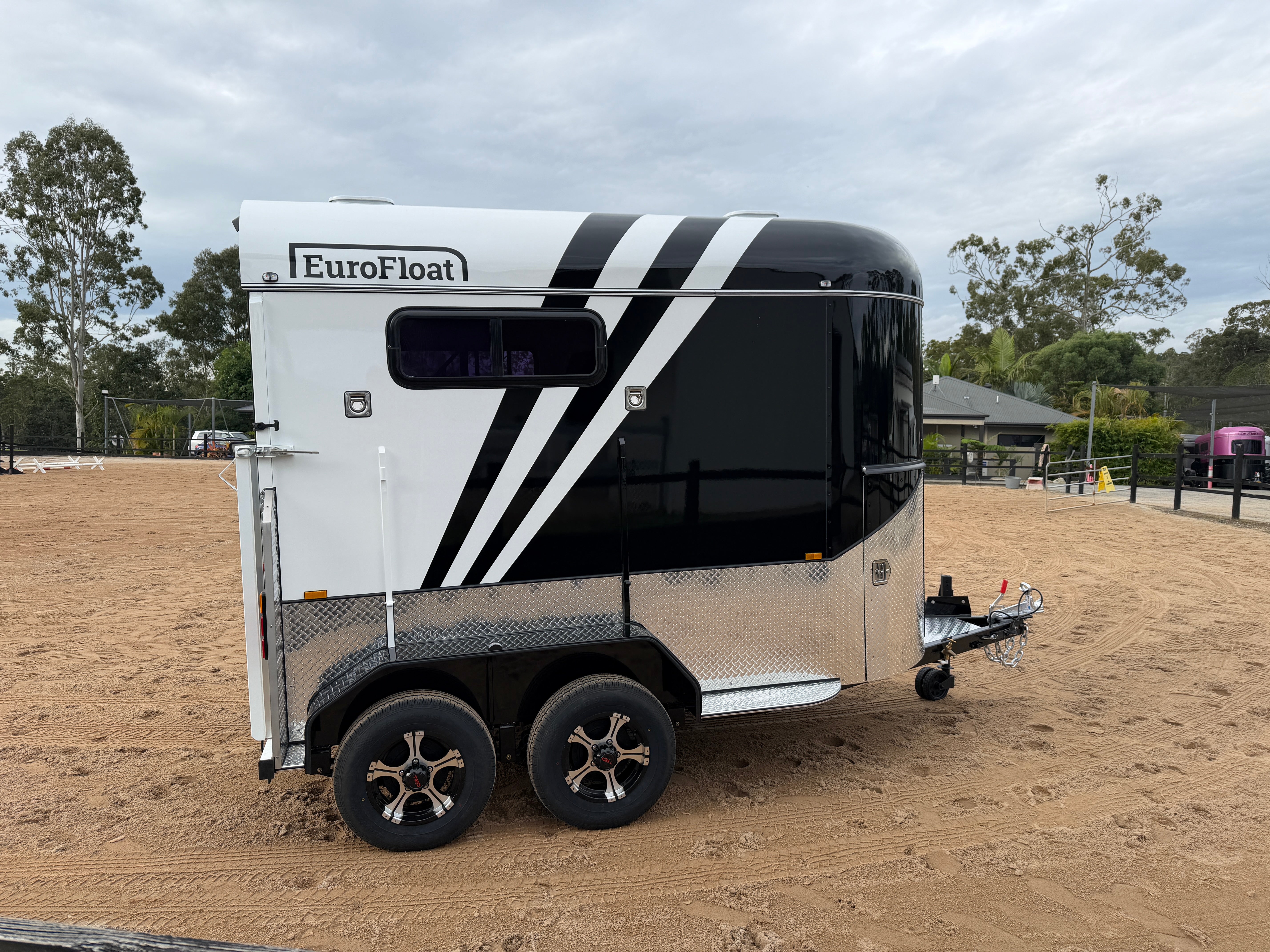 2 Horse Straight Load Camper Float L500 RN