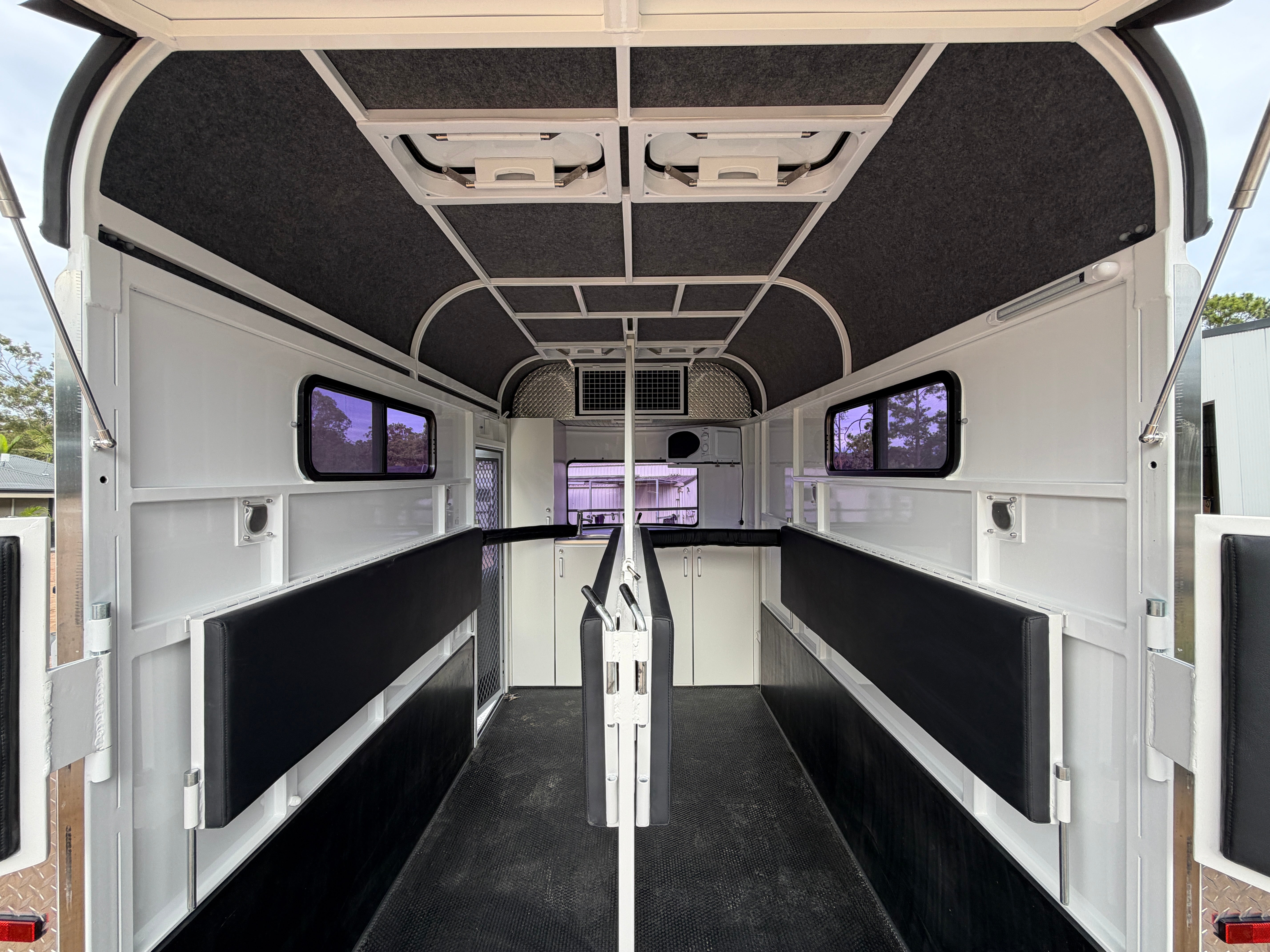 2 Horse Straight Load Camper Float L500 RN