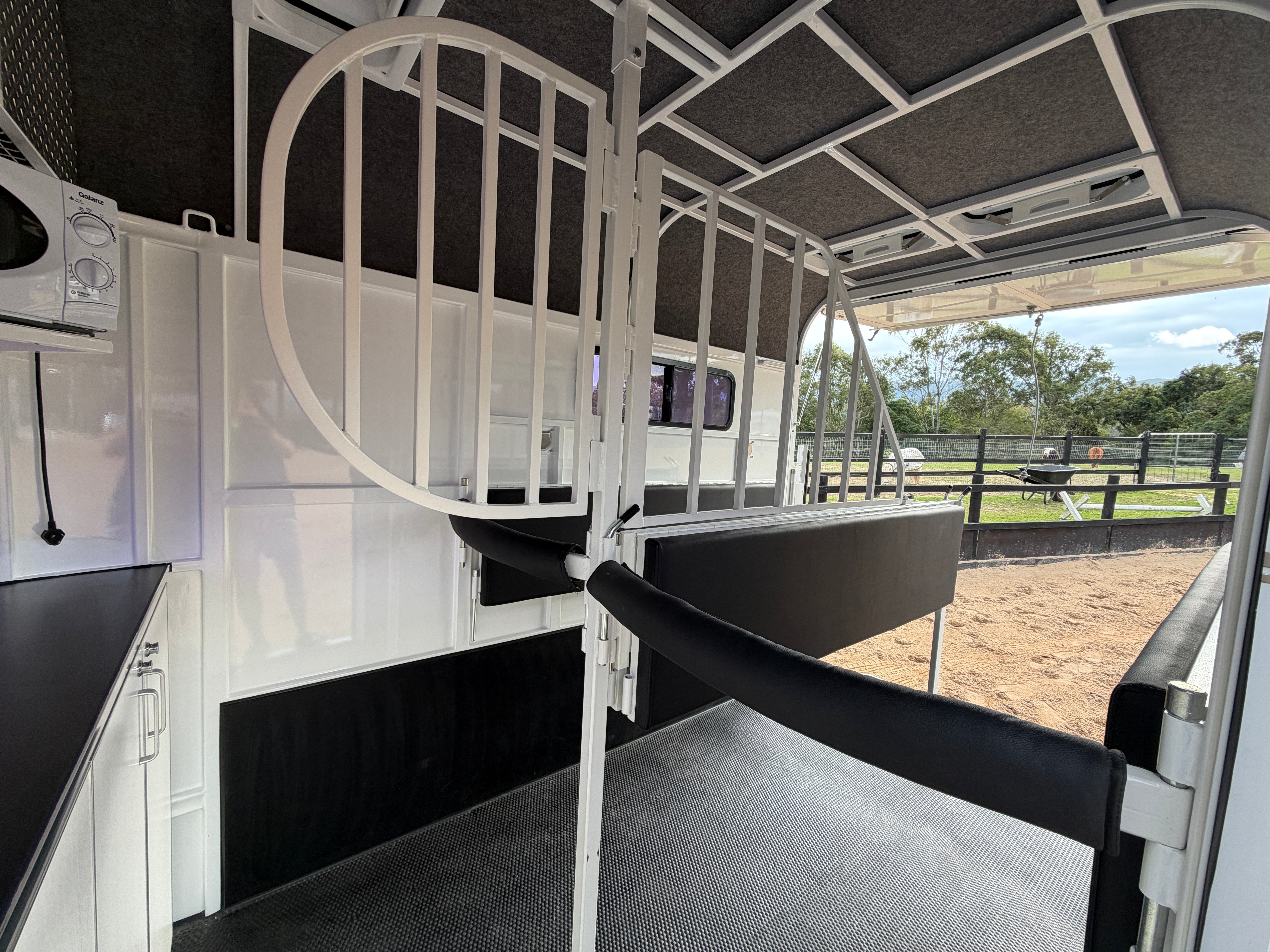 2 Horse Straight Load Camper Float L500 RN