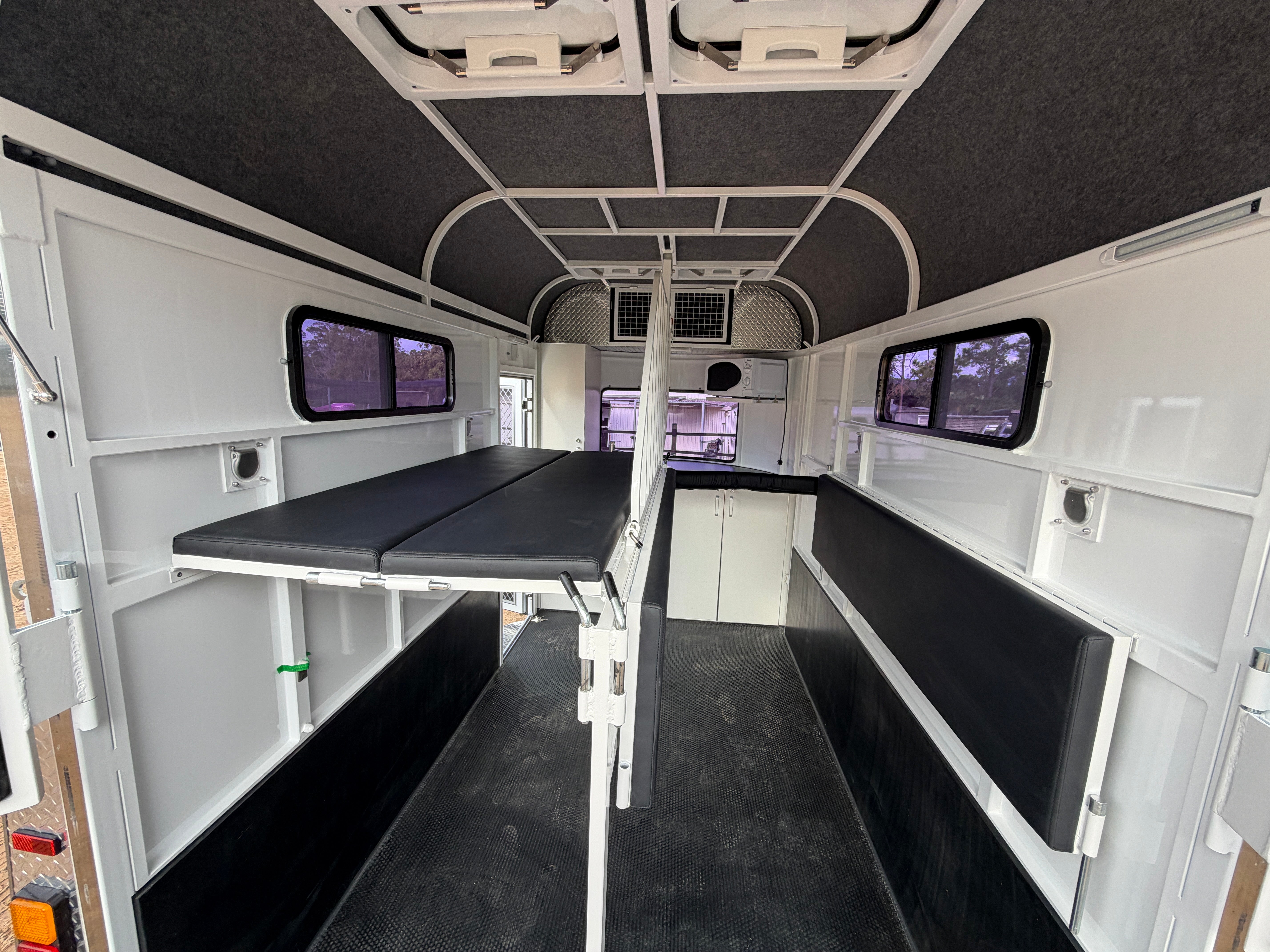 2 Horse Straight Load Camper Float L500 RN