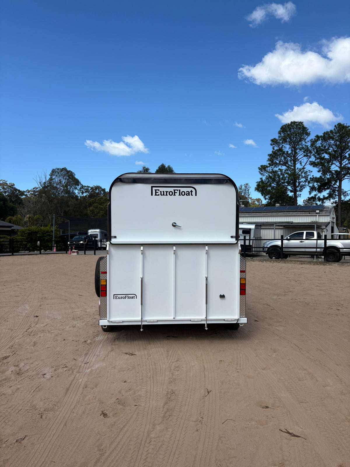 2 Horse Angle Load Camper Float L860 SN Classic