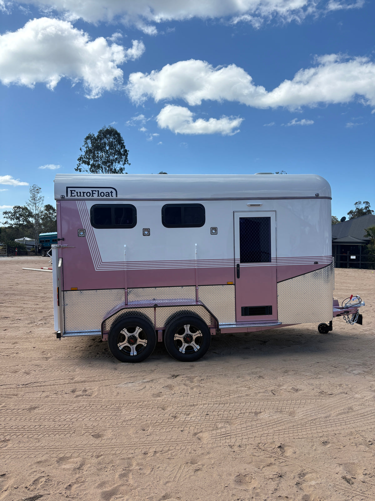 2 Horse Angle Load Camper Float L860 SN Classic