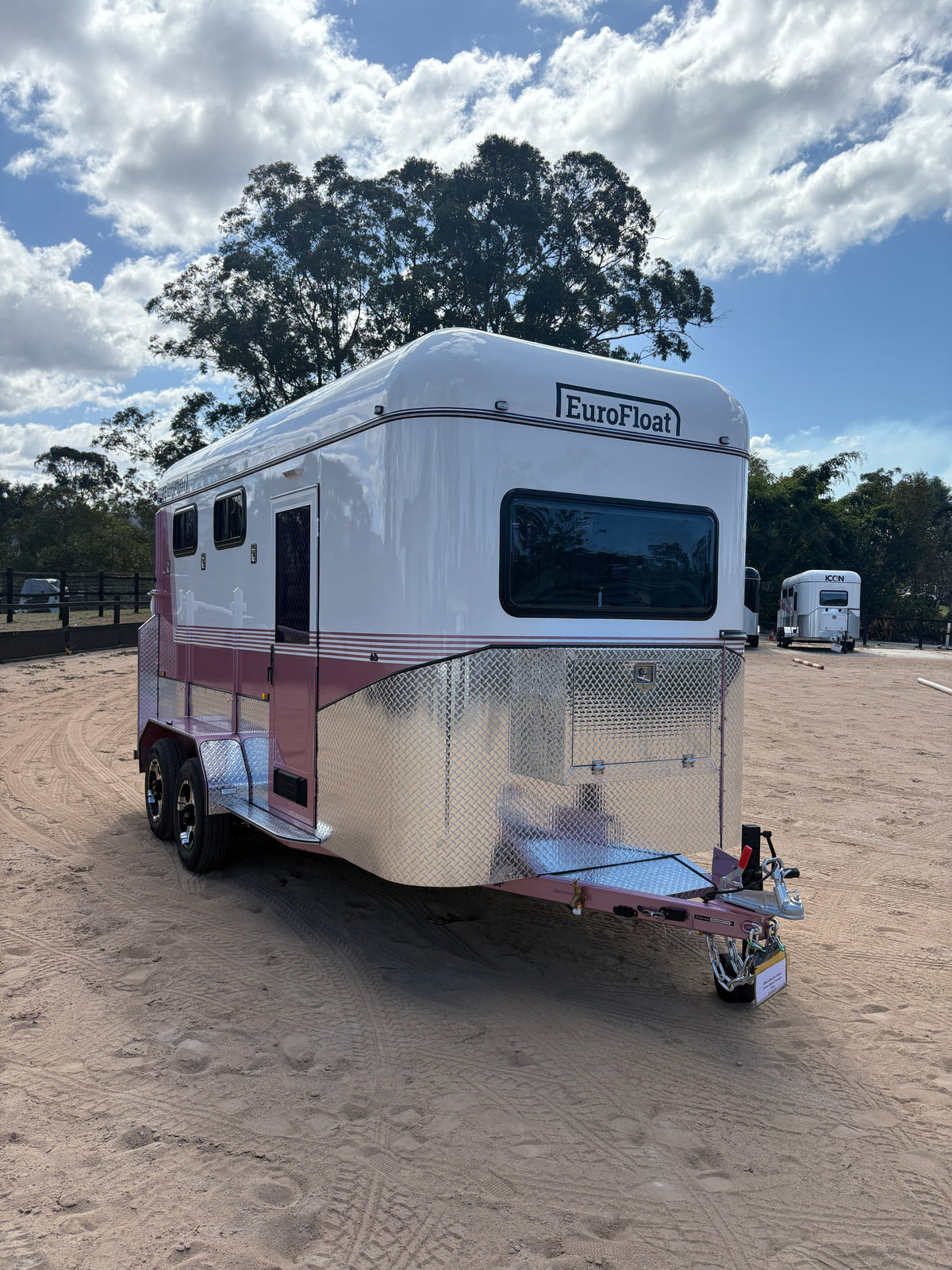 2 Horse Angle Load Camper Float L860 SN Classic