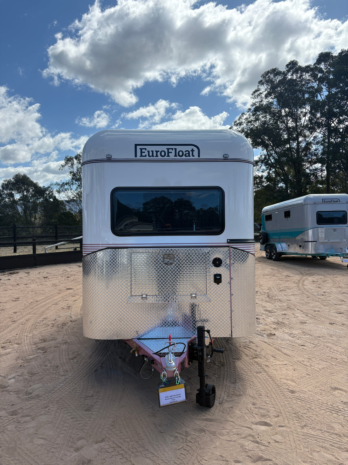 2 Horse Angle Load Camper Float L860 SN Classic