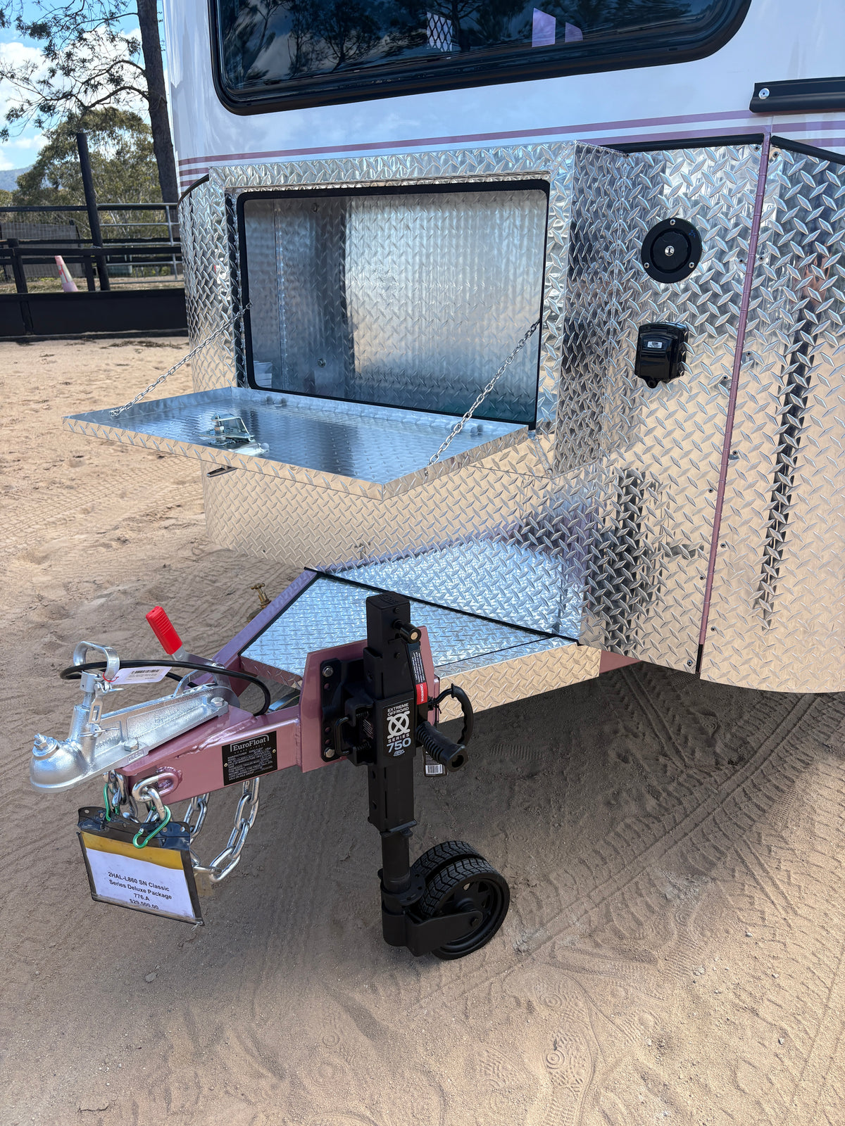 2 Horse Angle Load Camper Float L860 SN Classic