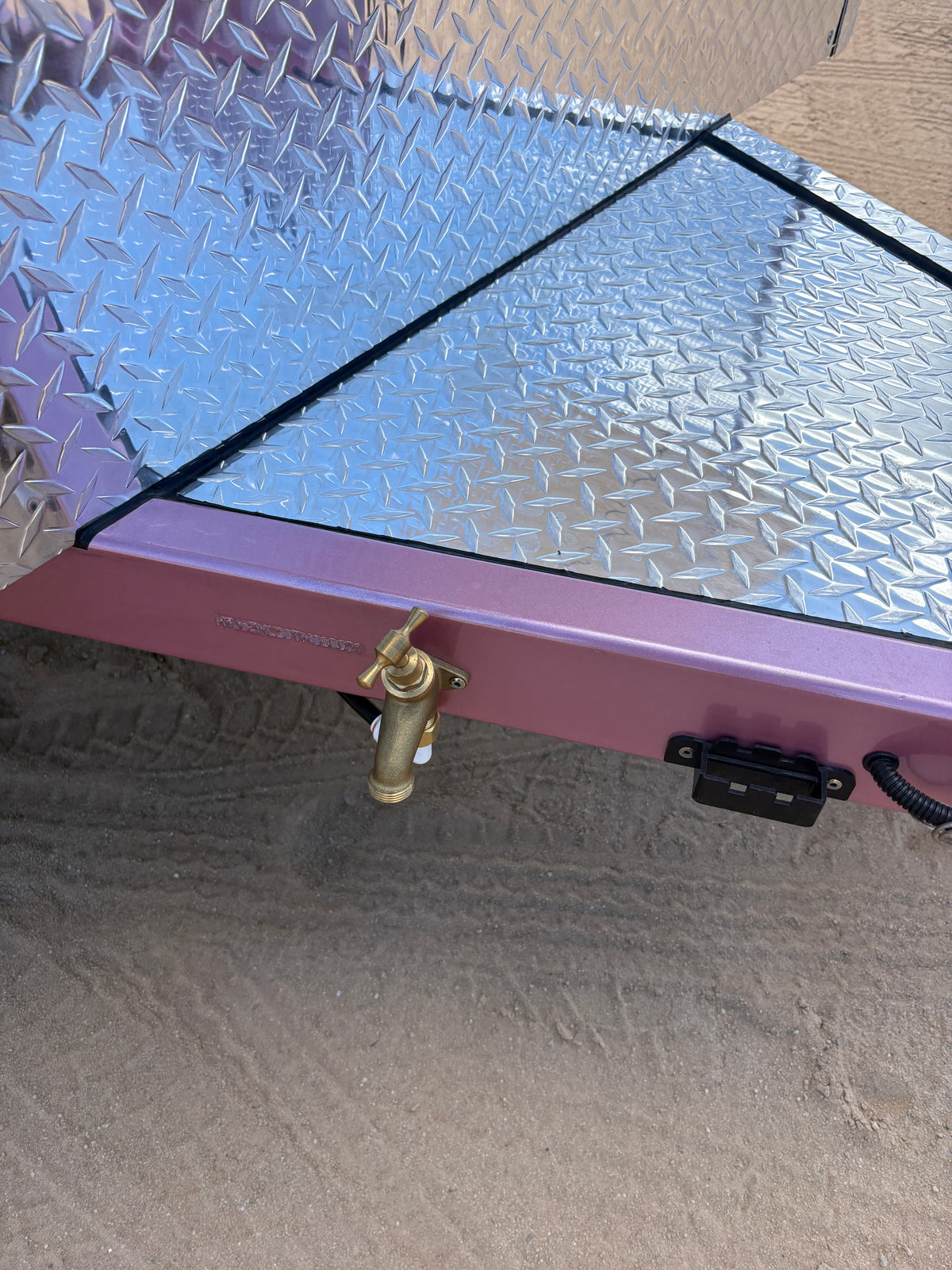 2 Horse Angle Load Camper Float L860 SN Classic