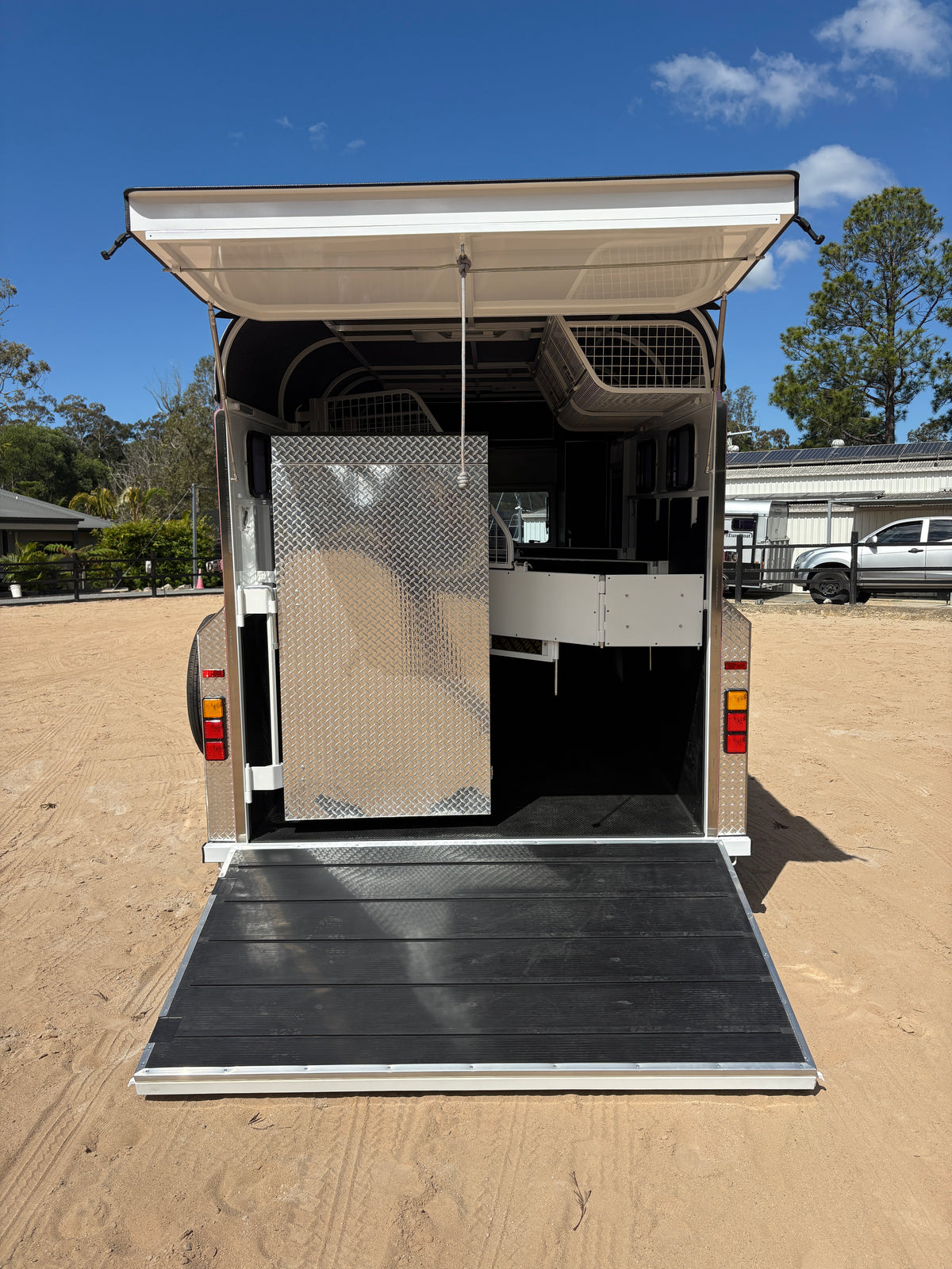 2 Horse Angle Load Camper Float L860 SN Classic