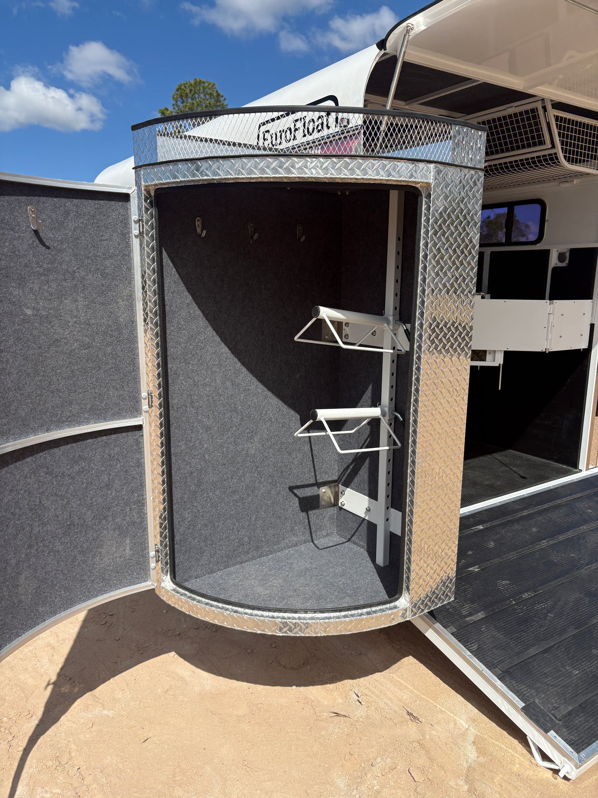 2 Horse Angle Load Camper Float L860 SN Classic