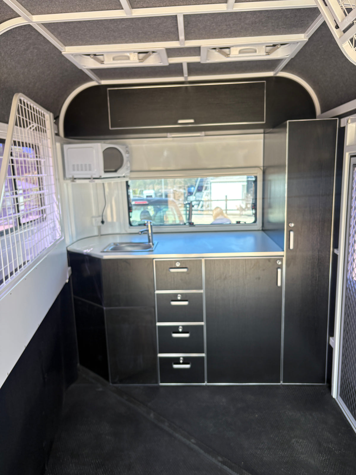 2 Horse Angle Load Camper Float L860 SN Classic