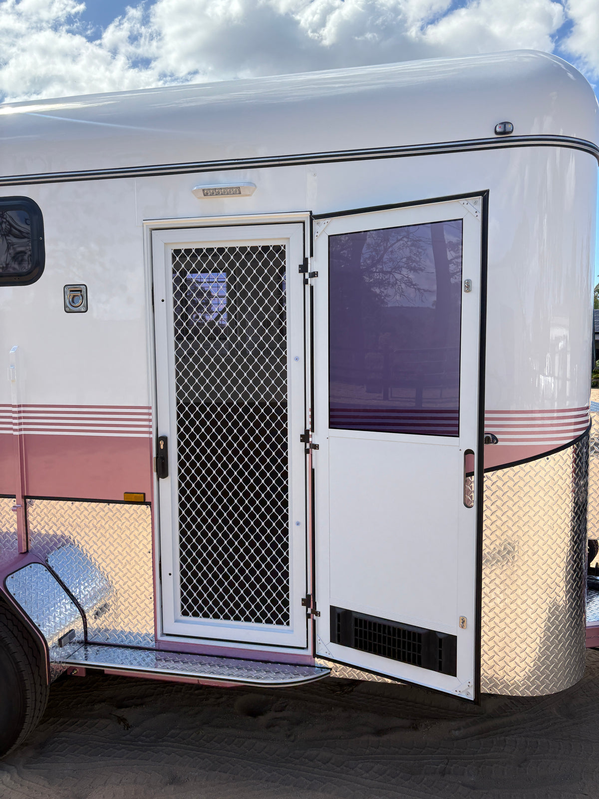 2 Horse Angle Load Camper Float L860 SN Classic