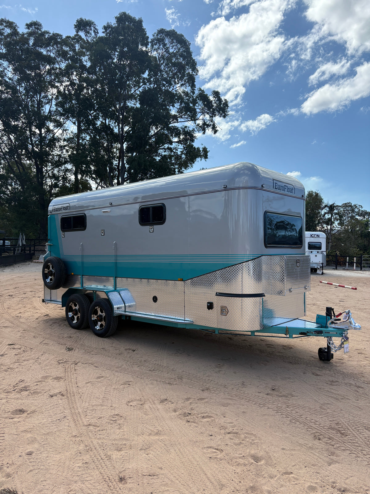2 Horse Angle Load Camper Float Mid Overnighter SN 2.0